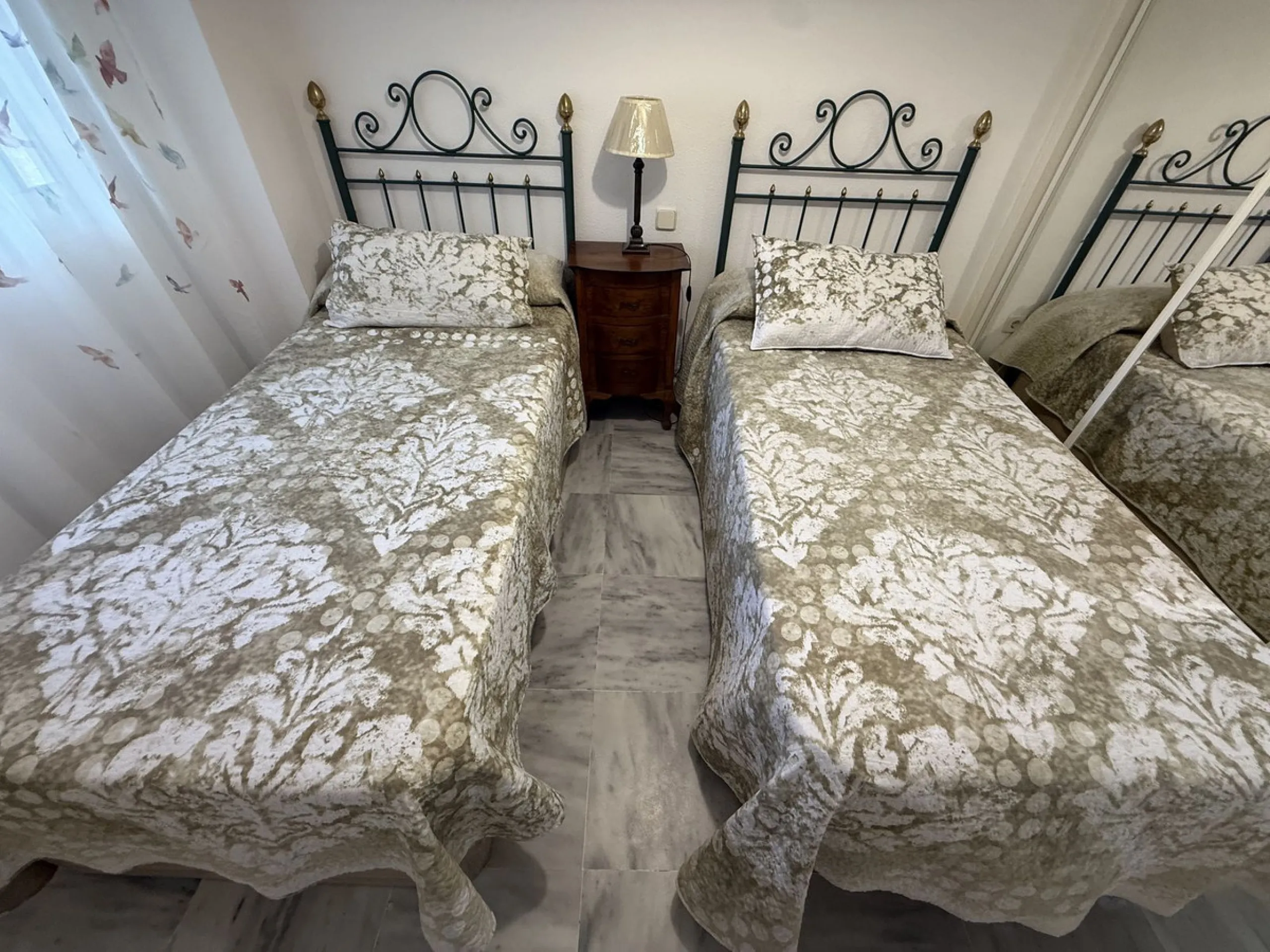 For sale apartment in the "Dama de Noche" complex, located on the ground floor with an underground parking space. It features two bedrooms, two bathrooms, a living room, a large terrace, and a private garden belonging to the apartment.