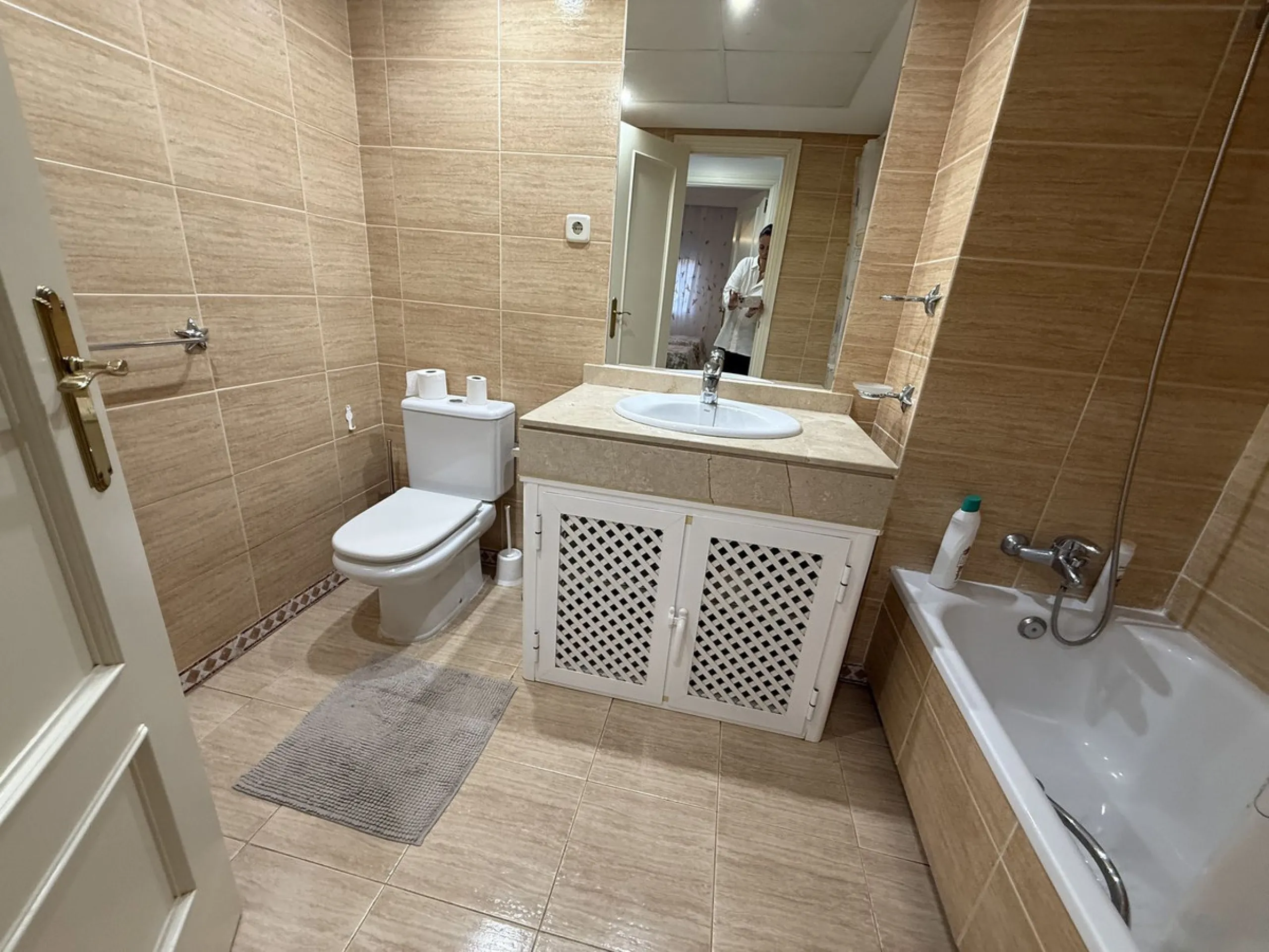 For sale apartment in the "Dama de Noche" complex, located on the ground floor with an underground parking space. It features two bedrooms, two bathrooms, a living room, a large terrace, and a private garden belonging to the apartment.