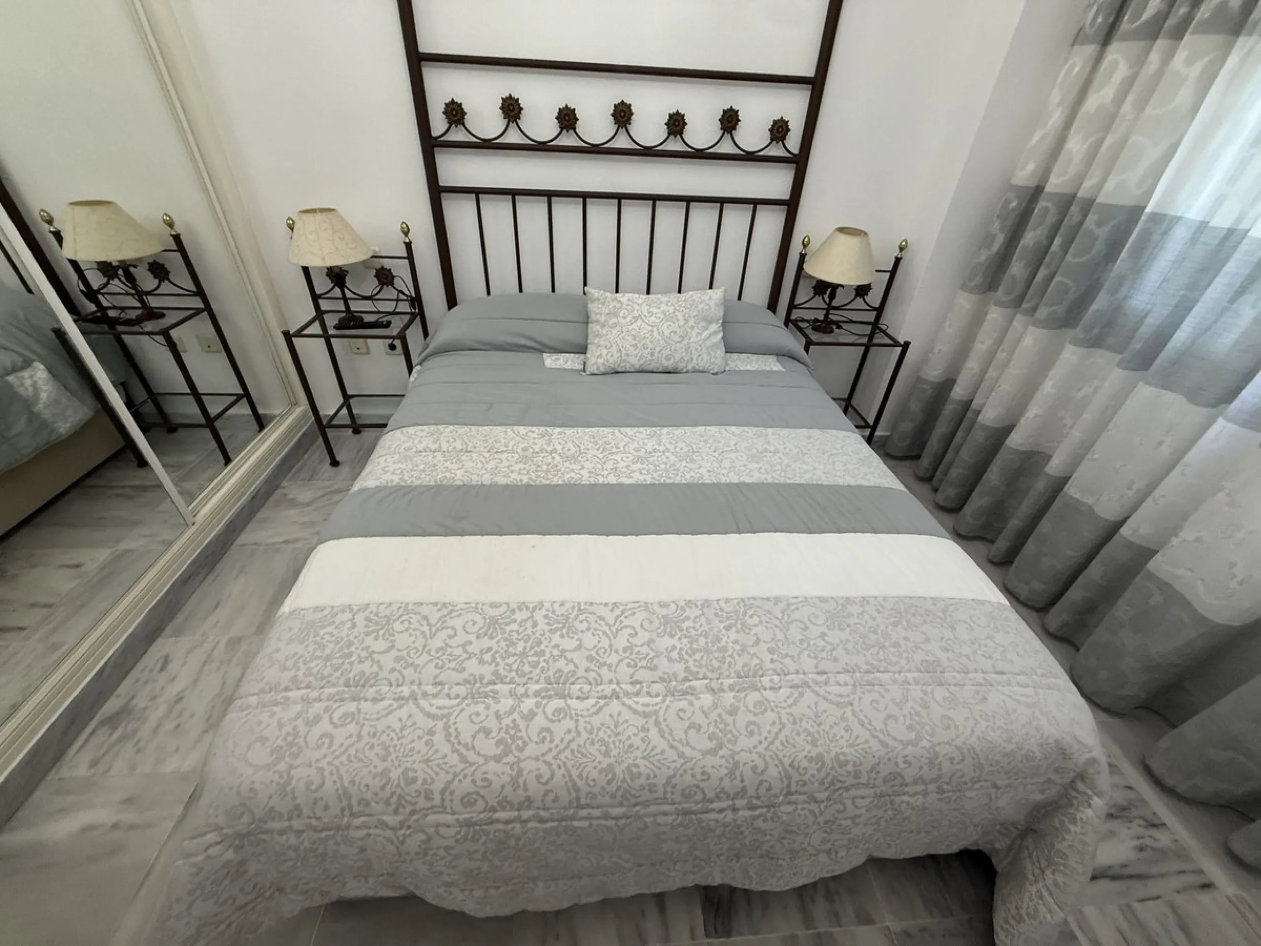 For sale apartment in the "Dama de Noche" complex, located on the ground floor with an underground parking space. It features two bedrooms, two bathrooms, a living room, a large terrace, and a private garden belonging to the apartment.