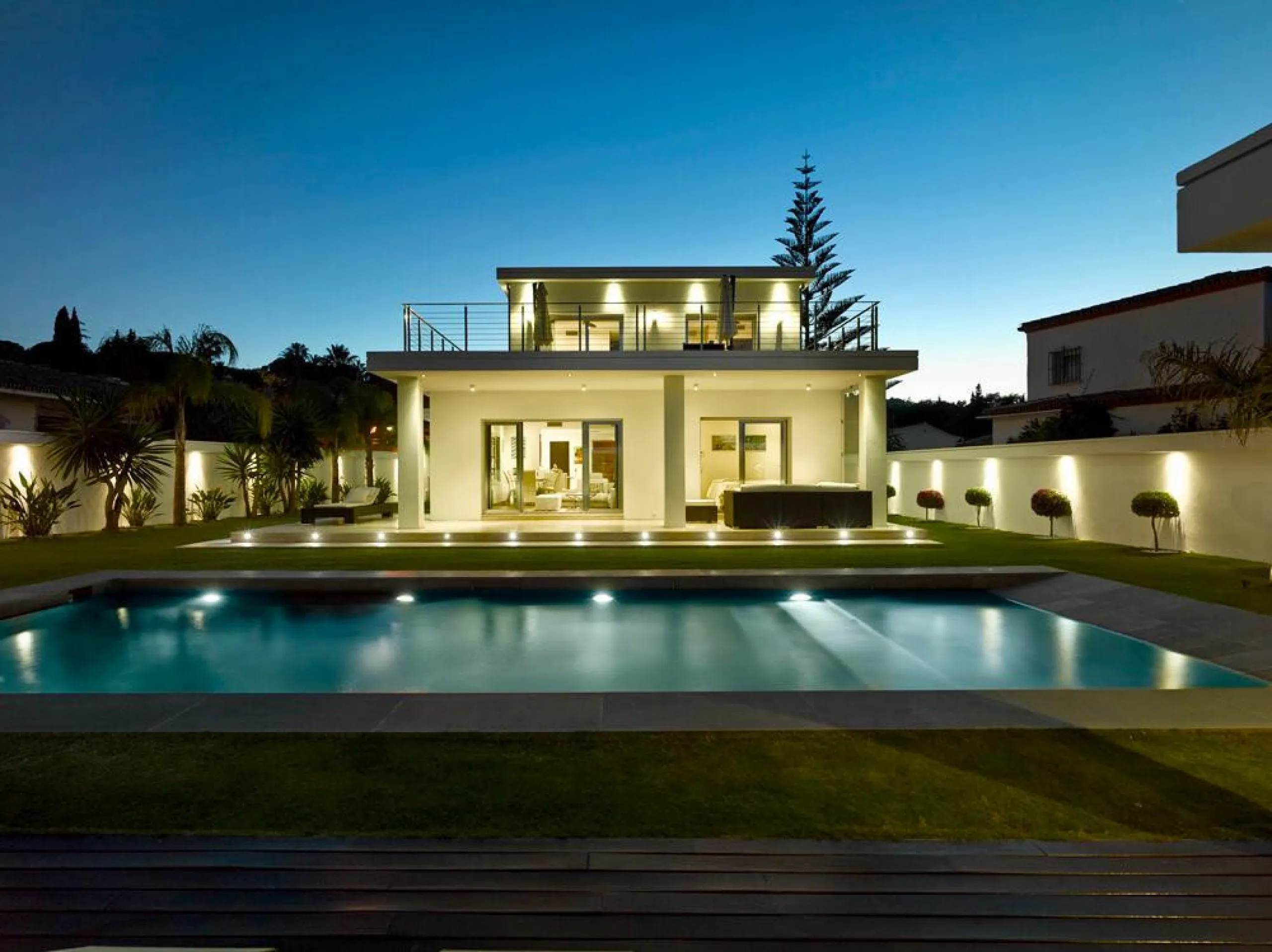 Ideally located in the heart of Nueva Andalucía, this elegant contemporary villa combines modern design, Mediterranean charm, and a prime Marbella address. Within walking distance to Centro Plaza and Puerto Banús, the property enjoys one of the most conve