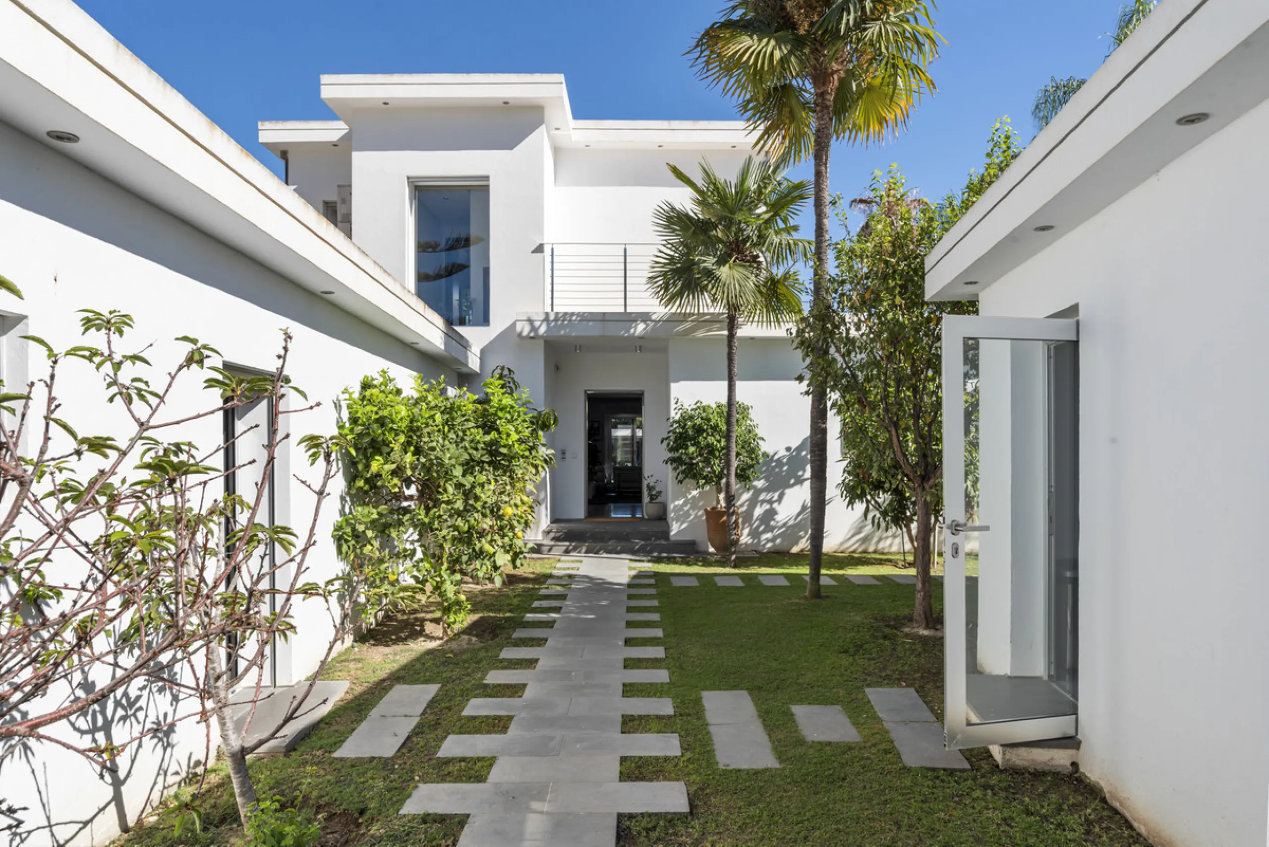 Ideally located in the heart of Nueva Andalucía, this elegant contemporary villa combines modern design, Mediterranean charm, and a prime Marbella address. Within walking distance to Centro Plaza and Puerto Banús, the property enjoys one of the most conve