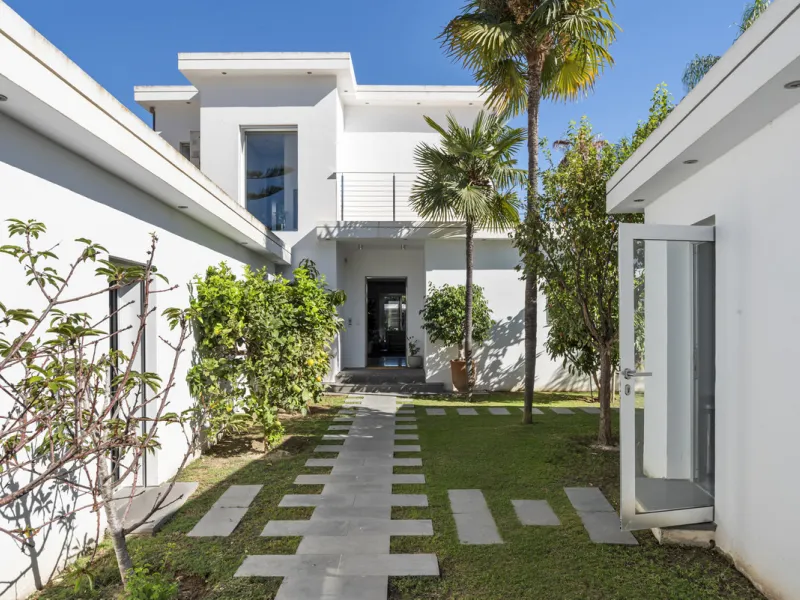 Ideally located in the heart of Nueva Andalucía, this elegant contemporary villa combines modern design, Mediterranean charm, and a prime Marbella address. Within walking distance to Centro Plaza and Puerto Banús, the property enjoys one of the most conve