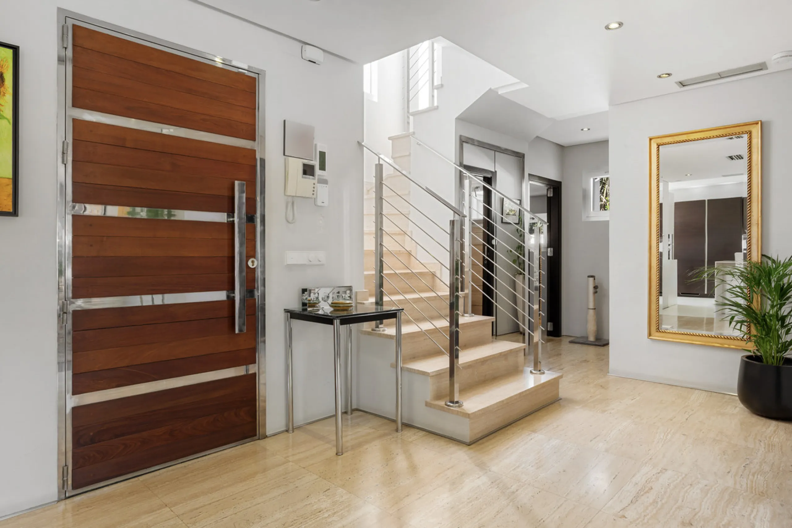 Ideally located in the heart of Nueva Andalucía, this elegant contemporary villa combines modern design, Mediterranean charm, and a prime Marbella address. Within walking distance to Centro Plaza and Puerto Banús, the property enjoys one of the most conve