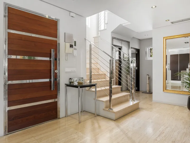 Ideally located in the heart of Nueva Andalucía, this elegant contemporary villa combines modern design, Mediterranean charm, and a prime Marbella address. Within walking distance to Centro Plaza and Puerto Banús, the property enjoys one of the most conve