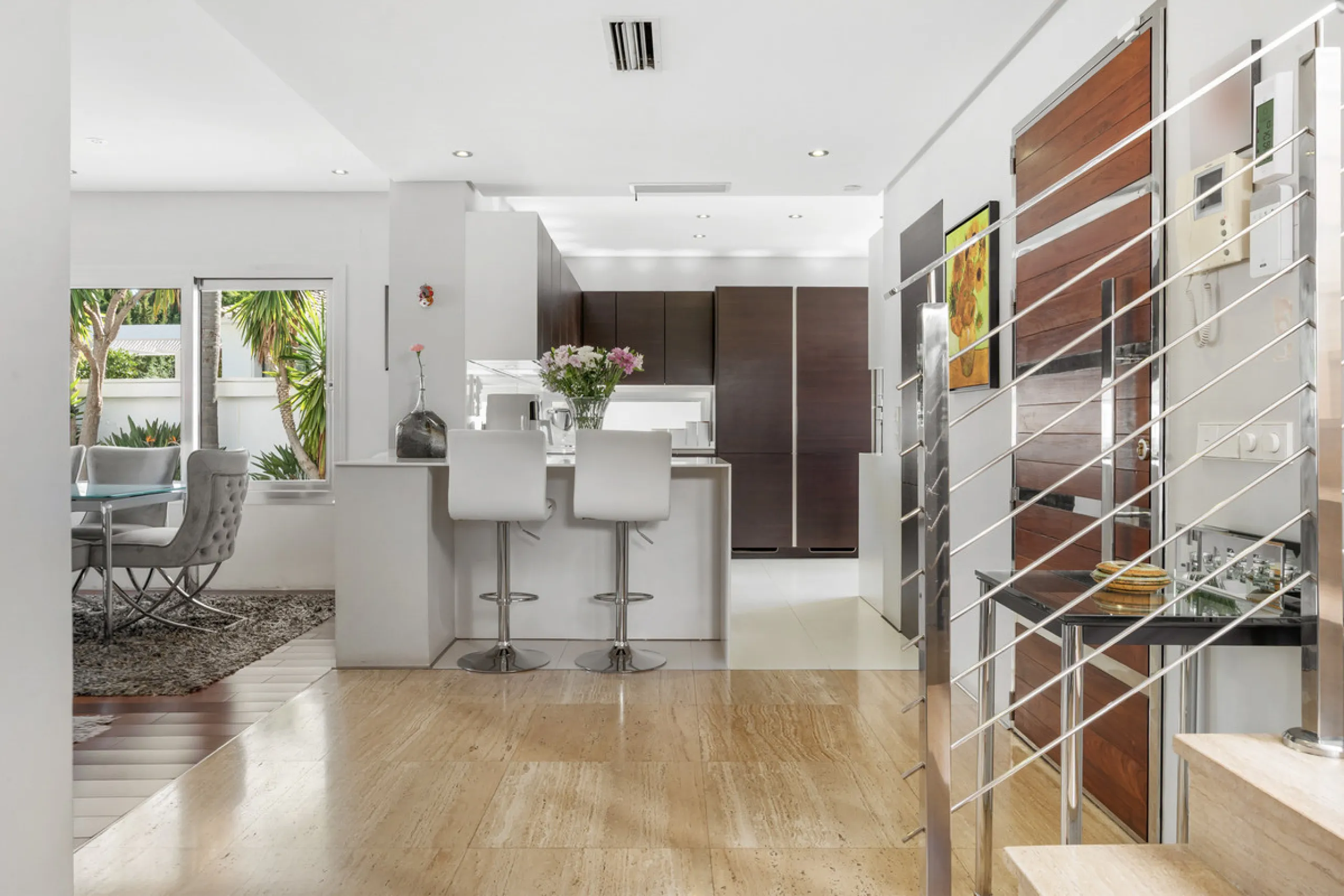 Ideally located in the heart of Nueva Andalucía, this elegant contemporary villa combines modern design, Mediterranean charm, and a prime Marbella address. Within walking distance to Centro Plaza and Puerto Banús, the property enjoys one of the most conve