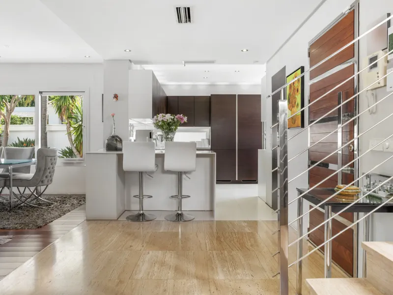 Ideally located in the heart of Nueva Andalucía, this elegant contemporary villa combines modern design, Mediterranean charm, and a prime Marbella address. Within walking distance to Centro Plaza and Puerto Banús, the property enjoys one of the most conve