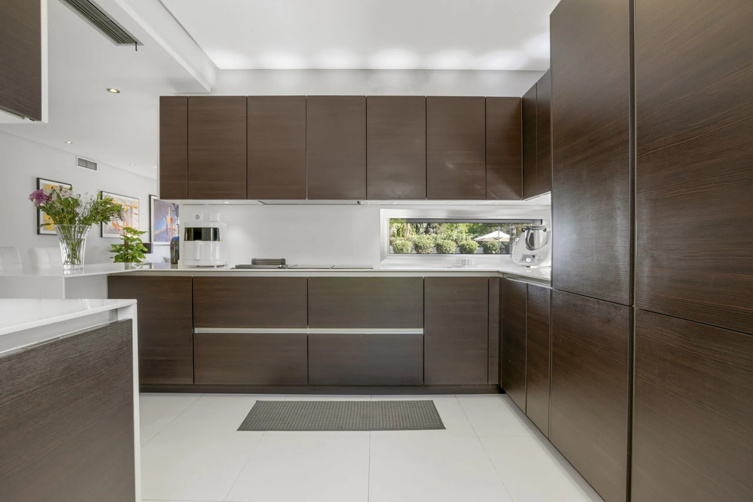 Ideally located in the heart of Nueva Andalucía, this elegant contemporary villa combines modern design, Mediterranean charm, and a prime Marbella address. Within walking distance to Centro Plaza and Puerto Banús, the property enjoys one of the most conve