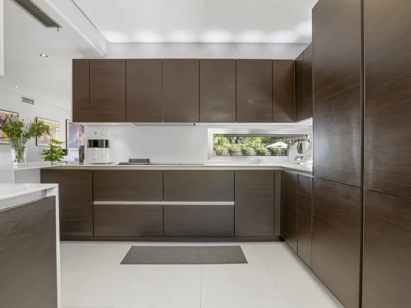 Ideally located in the heart of Nueva Andalucía, this elegant contemporary villa combines modern design, Mediterranean charm, and a prime Marbella address. Within walking distance to Centro Plaza and Puerto Banús, the property enjoys one of the most conve