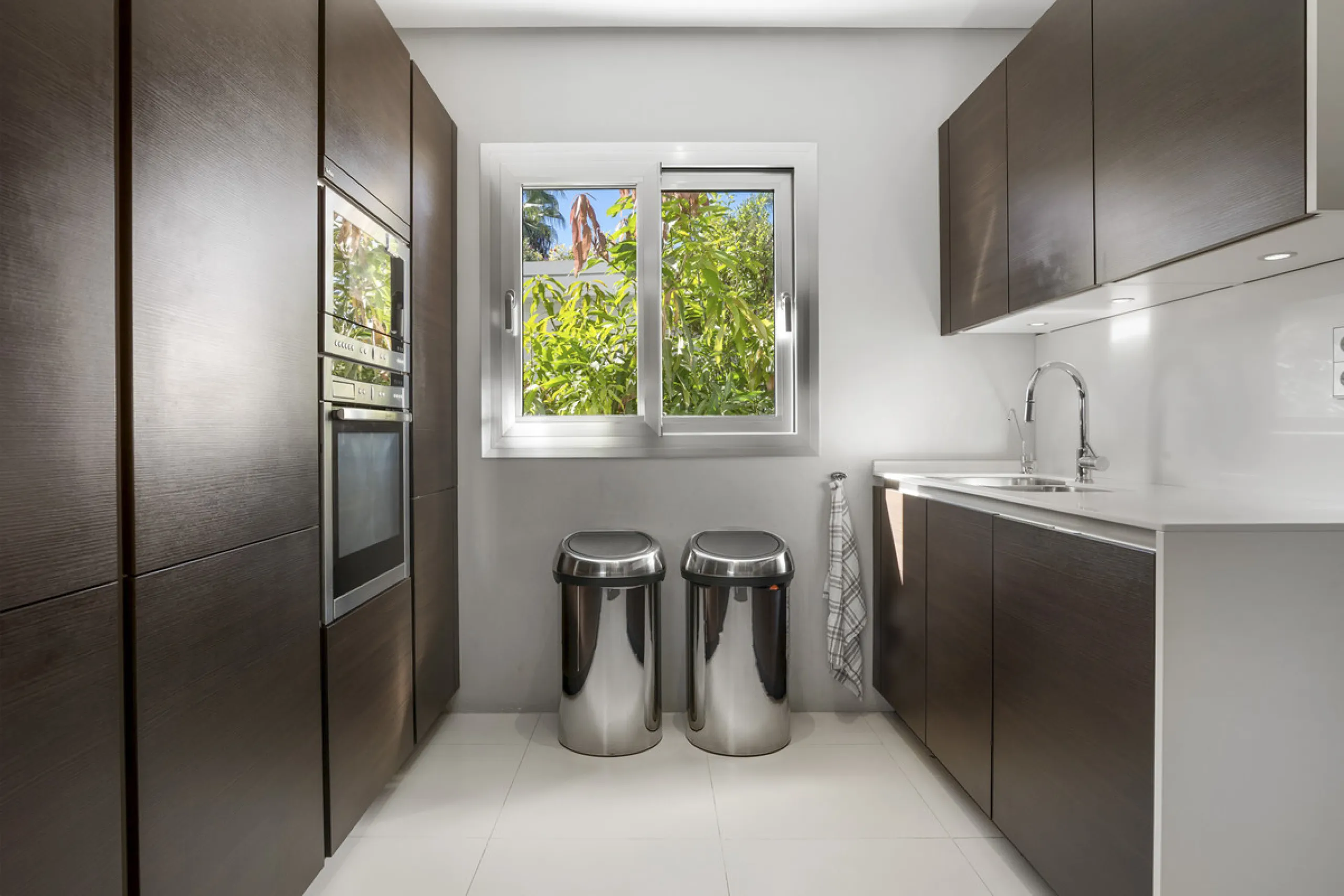 Ideally located in the heart of Nueva Andalucía, this elegant contemporary villa combines modern design, Mediterranean charm, and a prime Marbella address. Within walking distance to Centro Plaza and Puerto Banús, the property enjoys one of the most conve