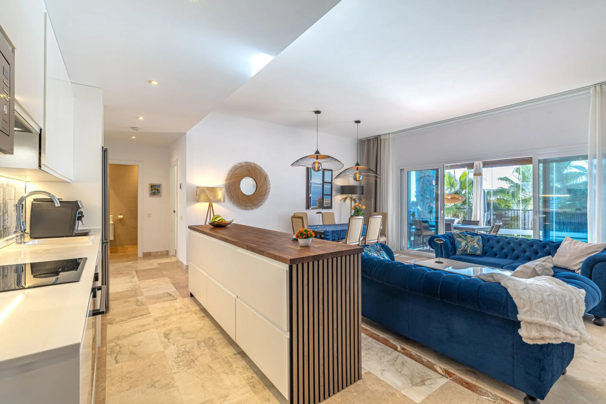 Welcome to this modern and stylish home in the popular Paraiso Pueblo in Benahavís. Here you are greeted by a bright residence with an open-plan layout where the kitchen and living room blend harmoniously together. The kitchen is tastefully designed with 