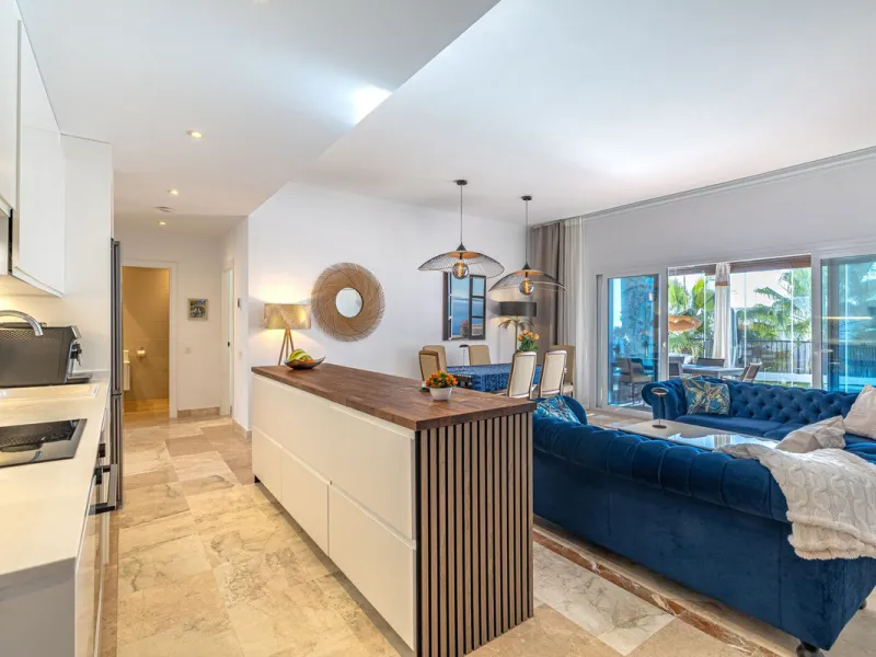 Welcome to this modern and stylish home in the popular Paraiso Pueblo in Benahavís. Here you are greeted by a bright residence with an open-plan layout where the kitchen and living room blend harmoniously together. The kitchen is tastefully designed with 