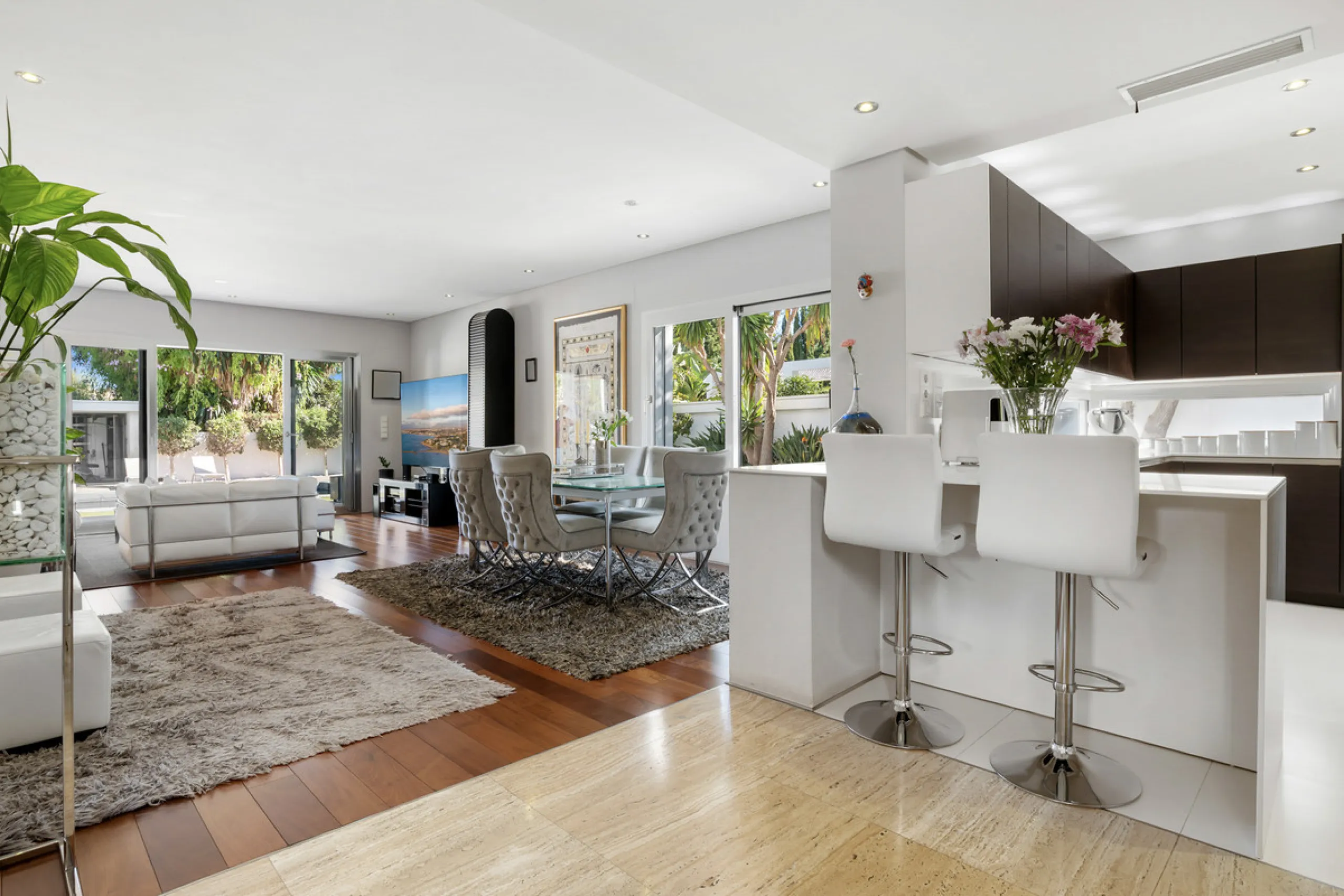 Ideally located in the heart of Nueva Andalucía, this elegant contemporary villa combines modern design, Mediterranean charm, and a prime Marbella address. Within walking distance to Centro Plaza and Puerto Banús, the property enjoys one of the most conve