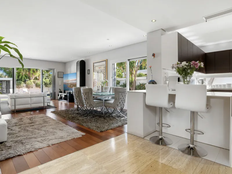 Ideally located in the heart of Nueva Andalucía, this elegant contemporary villa combines modern design, Mediterranean charm, and a prime Marbella address. Within walking distance to Centro Plaza and Puerto Banús, the property enjoys one of the most conve