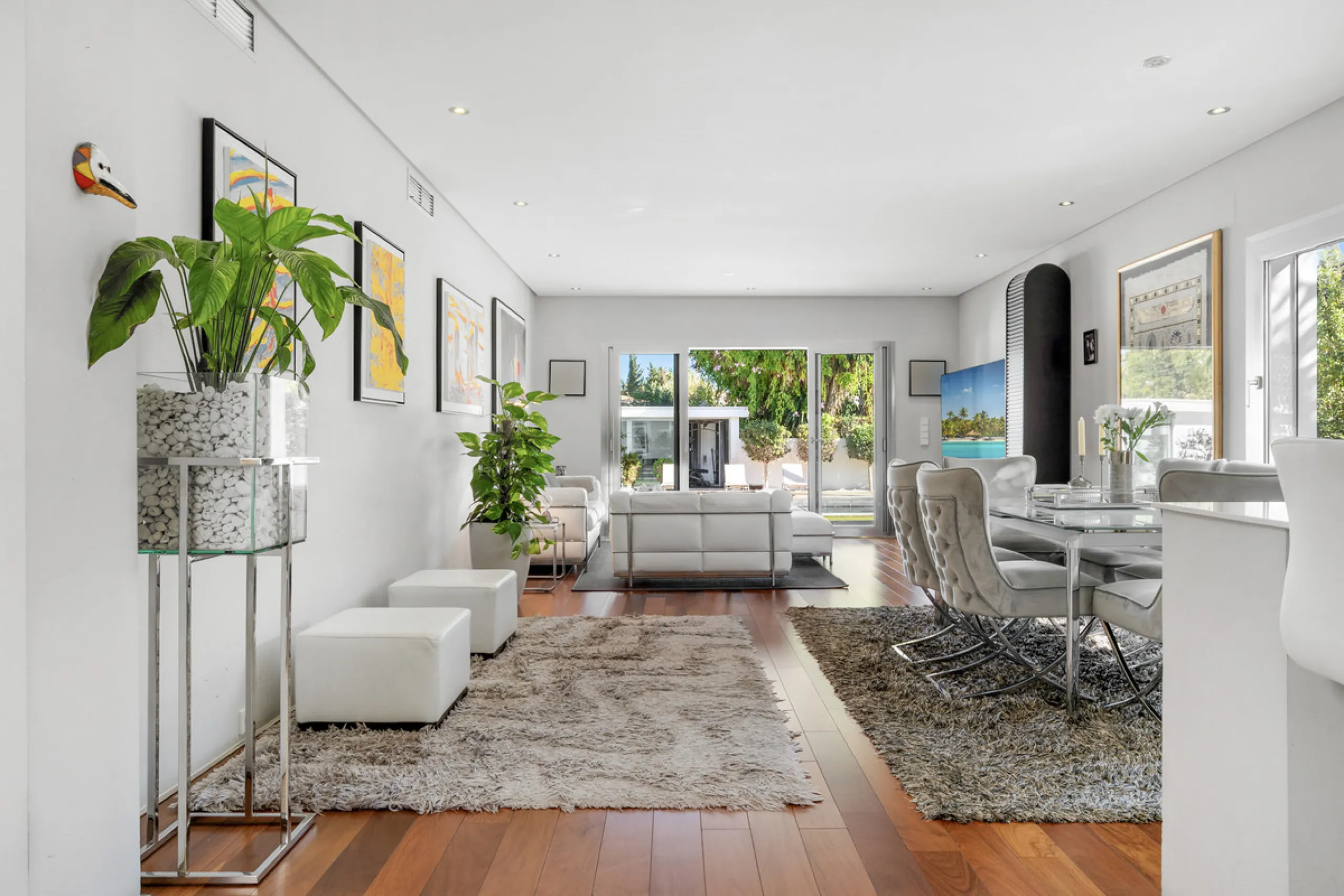 Ideally located in the heart of Nueva Andalucía, this elegant contemporary villa combines modern design, Mediterranean charm, and a prime Marbella address. Within walking distance to Centro Plaza and Puerto Banús, the property enjoys one of the most conve
