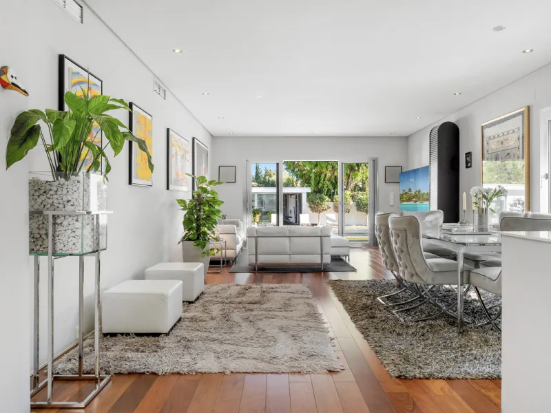 Ideally located in the heart of Nueva Andalucía, this elegant contemporary villa combines modern design, Mediterranean charm, and a prime Marbella address. Within walking distance to Centro Plaza and Puerto Banús, the property enjoys one of the most conve