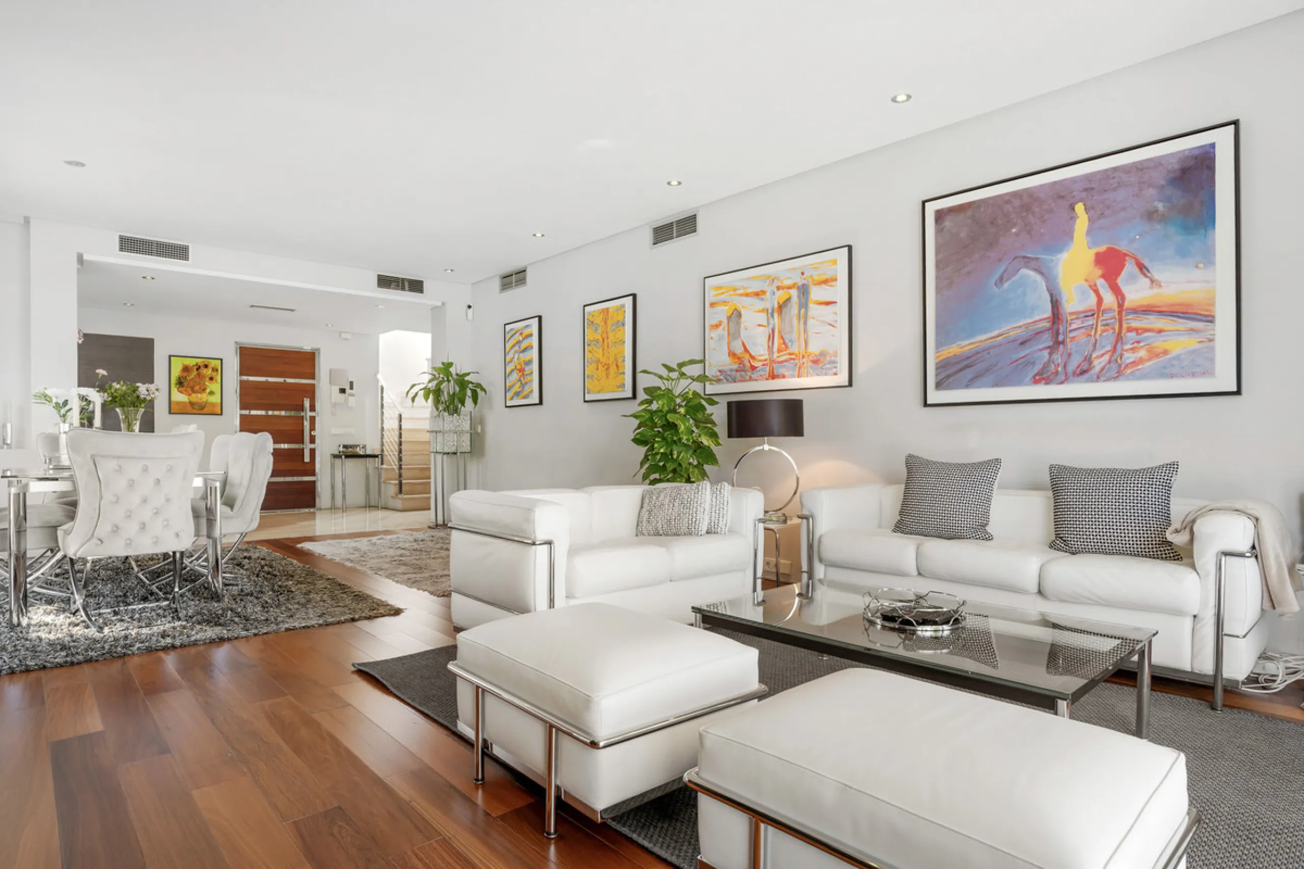 Ideally located in the heart of Nueva Andalucía, this elegant contemporary villa combines modern design, Mediterranean charm, and a prime Marbella address. Within walking distance to Centro Plaza and Puerto Banús, the property enjoys one of the most conve