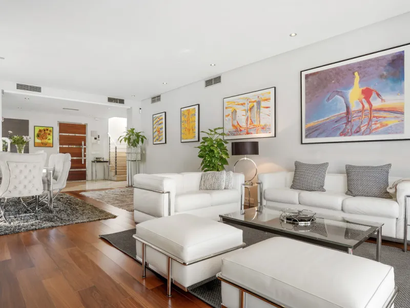 Ideally located in the heart of Nueva Andalucía, this elegant contemporary villa combines modern design, Mediterranean charm, and a prime Marbella address. Within walking distance to Centro Plaza and Puerto Banús, the property enjoys one of the most conve