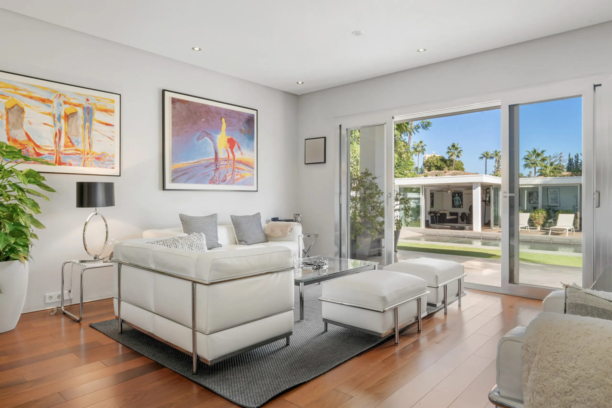 Ideally located in the heart of Nueva Andalucía, this elegant contemporary villa combines modern design, Mediterranean charm, and a prime Marbella address. Within walking distance to Centro Plaza and Puerto Banús, the property enjoys one of the most conve