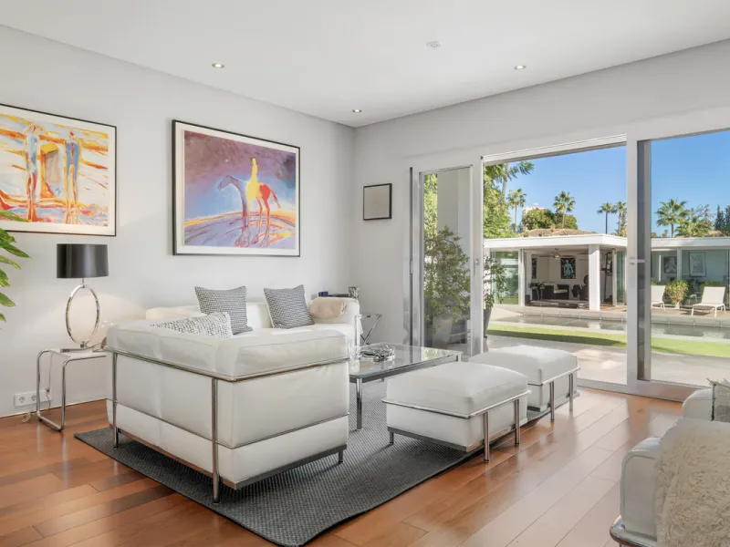 Ideally located in the heart of Nueva Andalucía, this elegant contemporary villa combines modern design, Mediterranean charm, and a prime Marbella address. Within walking distance to Centro Plaza and Puerto Banús, the property enjoys one of the most conve