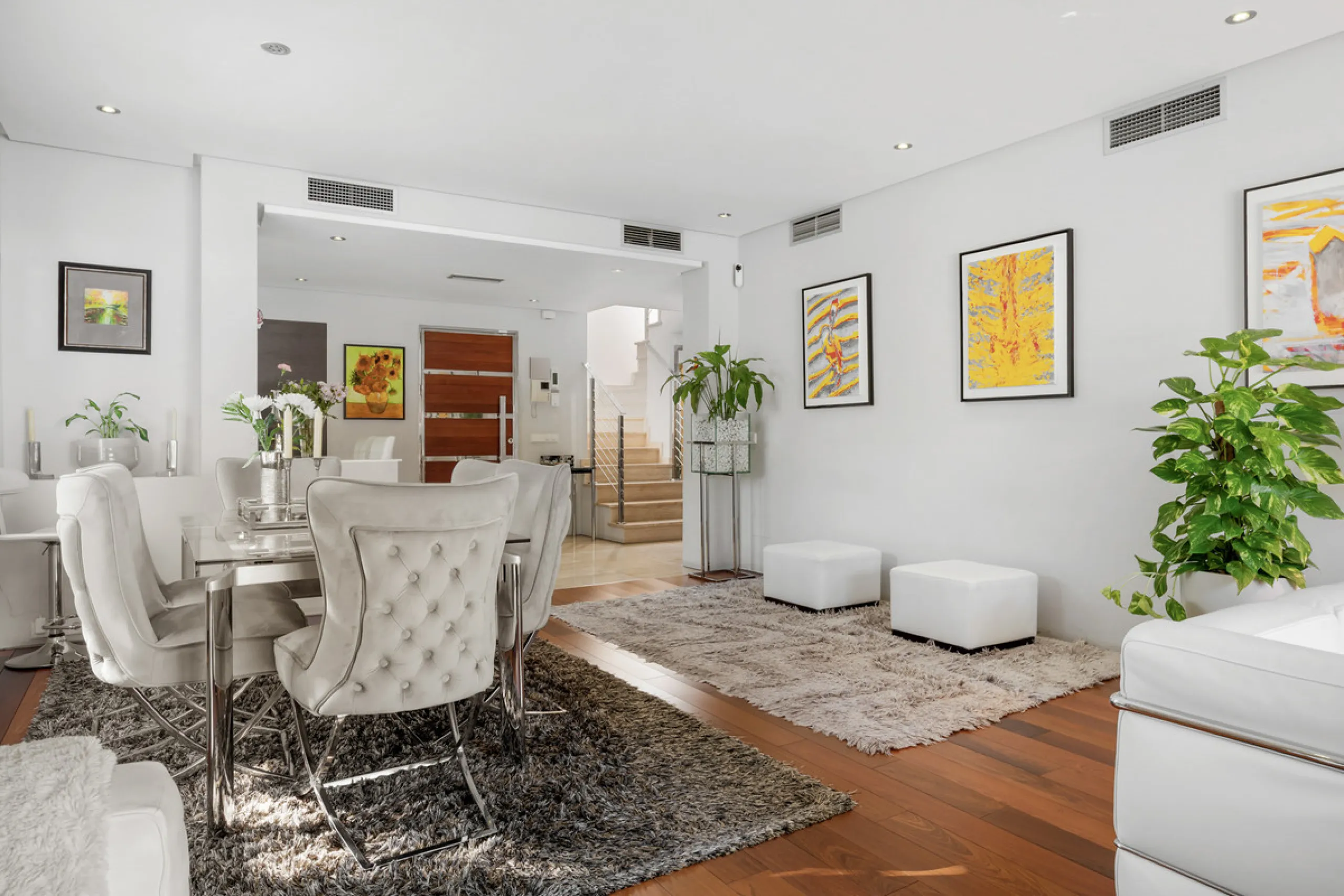 Ideally located in the heart of Nueva Andalucía, this elegant contemporary villa combines modern design, Mediterranean charm, and a prime Marbella address. Within walking distance to Centro Plaza and Puerto Banús, the property enjoys one of the most conve