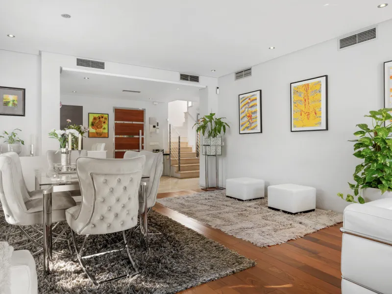 Ideally located in the heart of Nueva Andalucía, this elegant contemporary villa combines modern design, Mediterranean charm, and a prime Marbella address. Within walking distance to Centro Plaza and Puerto Banús, the property enjoys one of the most conve