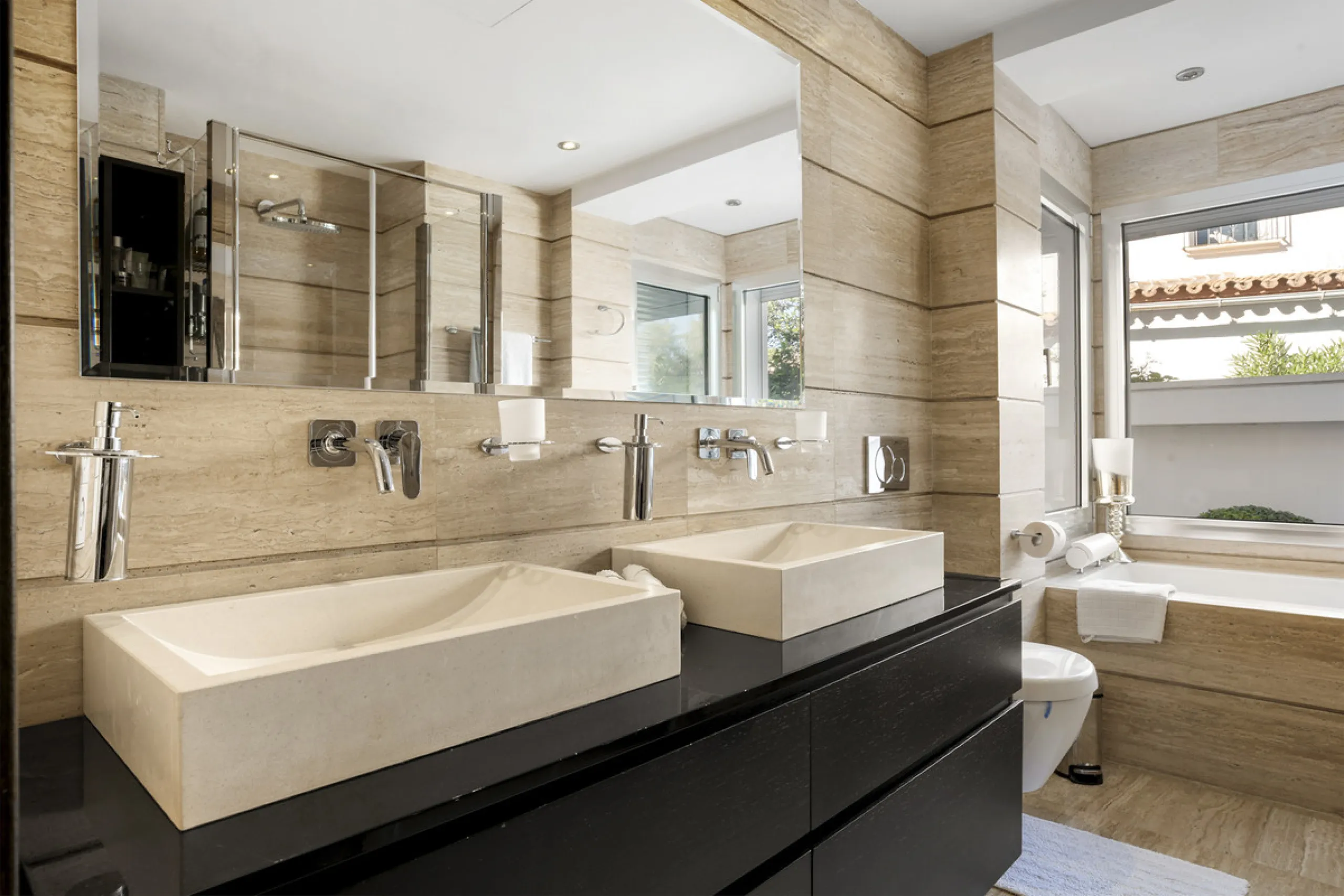 Ideally located in the heart of Nueva Andalucía, this elegant contemporary villa combines modern design, Mediterranean charm, and a prime Marbella address. Within walking distance to Centro Plaza and Puerto Banús, the property enjoys one of the most conve