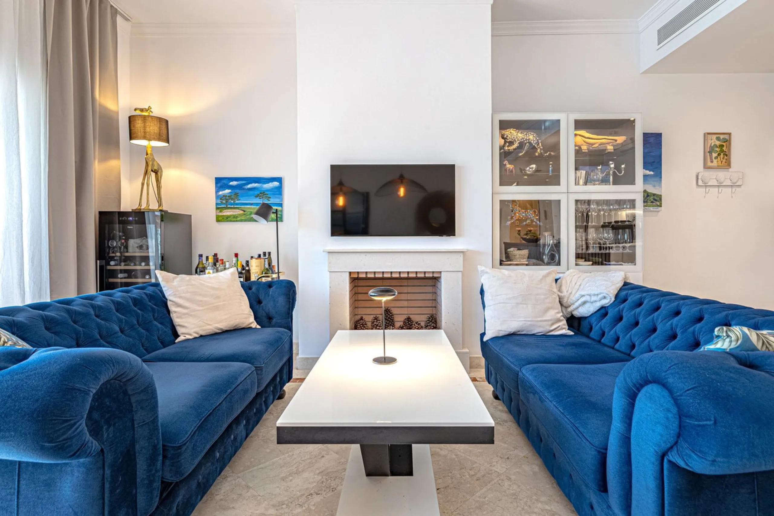 Welcome to this modern and stylish home in the popular Paraiso Pueblo in Benahavís. Here you are greeted by a bright residence with an open-plan layout where the kitchen and living room blend harmoniously together. The kitchen is tastefully designed with 