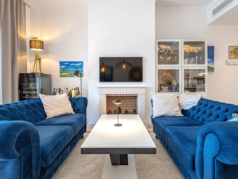 Welcome to this modern and stylish home in the popular Paraiso Pueblo in Benahavís. Here you are greeted by a bright residence with an open-plan layout where the kitchen and living room blend harmoniously together. The kitchen is tastefully designed with 