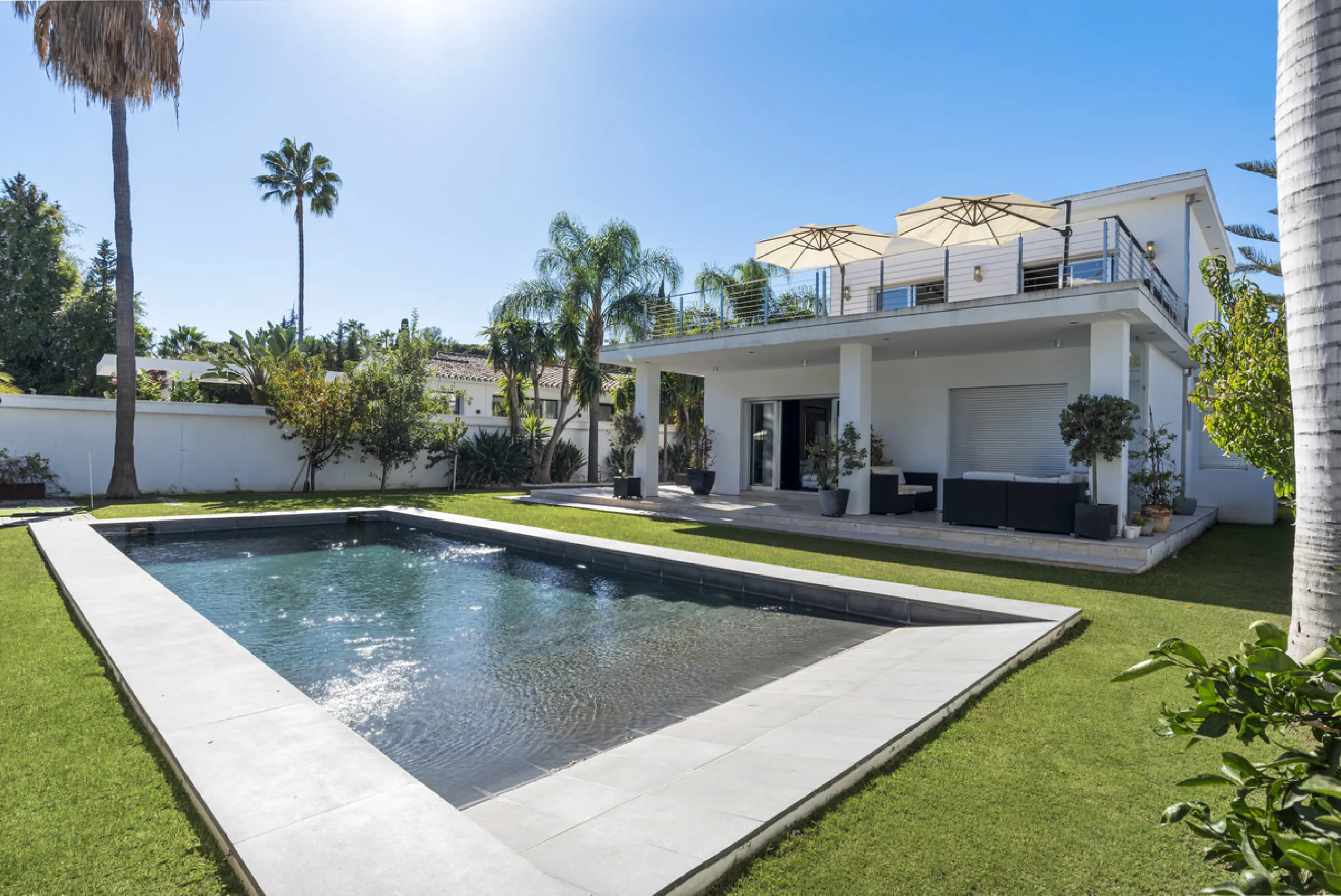 Ideally located in the heart of Nueva Andalucía, this elegant contemporary villa combines modern design, Mediterranean charm, and a prime Marbella address. Within walking distance to Centro Plaza and Puerto Banús, the property enjoys one of the most conve