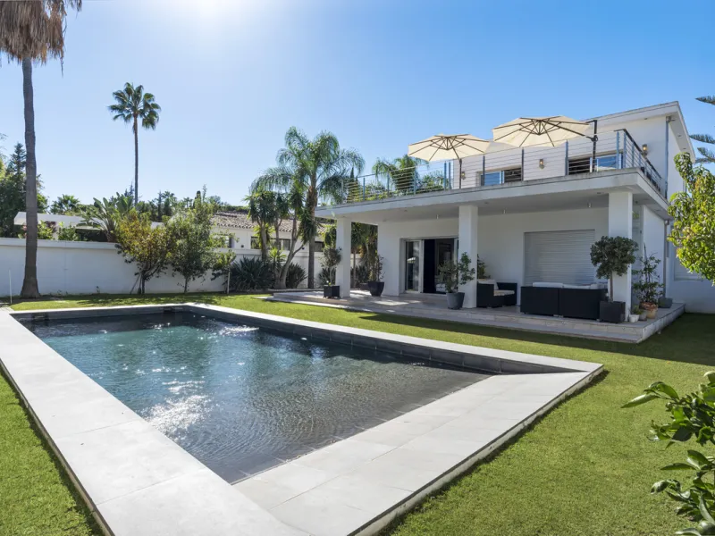 Ideally located in the heart of Nueva Andalucía, this elegant contemporary villa combines modern design, Mediterranean charm, and a prime Marbella address. Within walking distance to Centro Plaza and Puerto Banús, the property enjoys one of the most conve