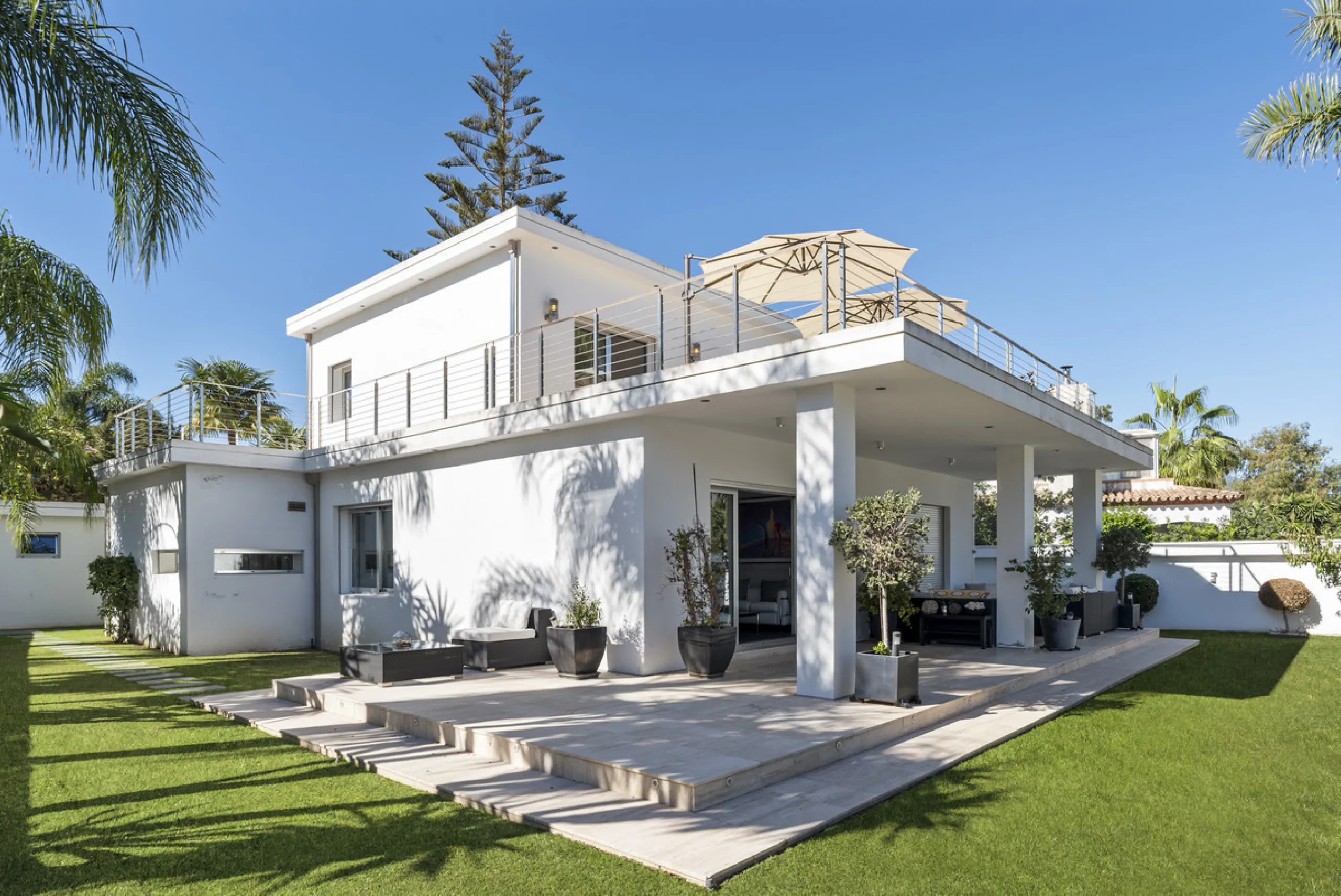 Ideally located in the heart of Nueva Andalucía, this elegant contemporary villa combines modern design, Mediterranean charm, and a prime Marbella address. Within walking distance to Centro Plaza and Puerto Banús, the property enjoys one of the most conve