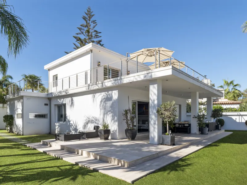 Ideally located in the heart of Nueva Andalucía, this elegant contemporary villa combines modern design, Mediterranean charm, and a prime Marbella address. Within walking distance to Centro Plaza and Puerto Banús, the property enjoys one of the most conve