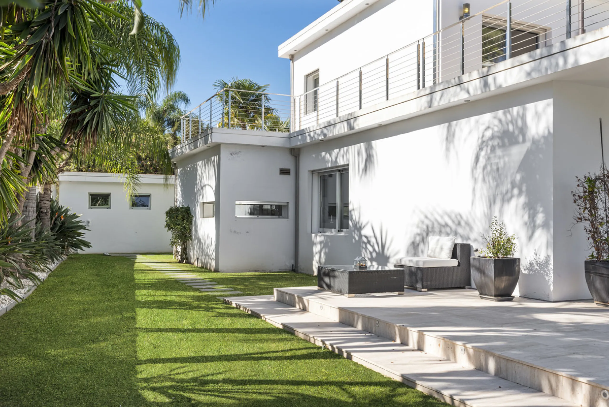 Ideally located in the heart of Nueva Andalucía, this elegant contemporary villa combines modern design, Mediterranean charm, and a prime Marbella address. Within walking distance to Centro Plaza and Puerto Banús, the property enjoys one of the most conve