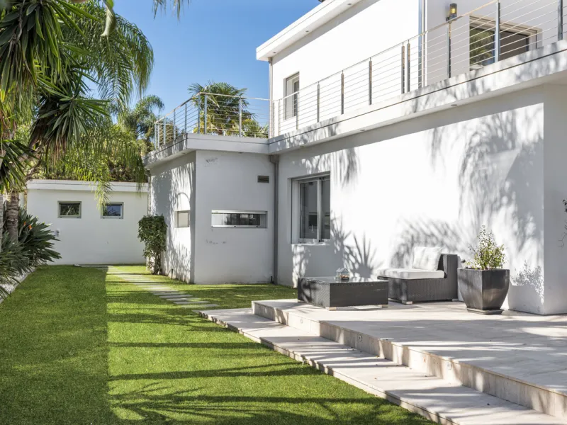 Ideally located in the heart of Nueva Andalucía, this elegant contemporary villa combines modern design, Mediterranean charm, and a prime Marbella address. Within walking distance to Centro Plaza and Puerto Banús, the property enjoys one of the most conve