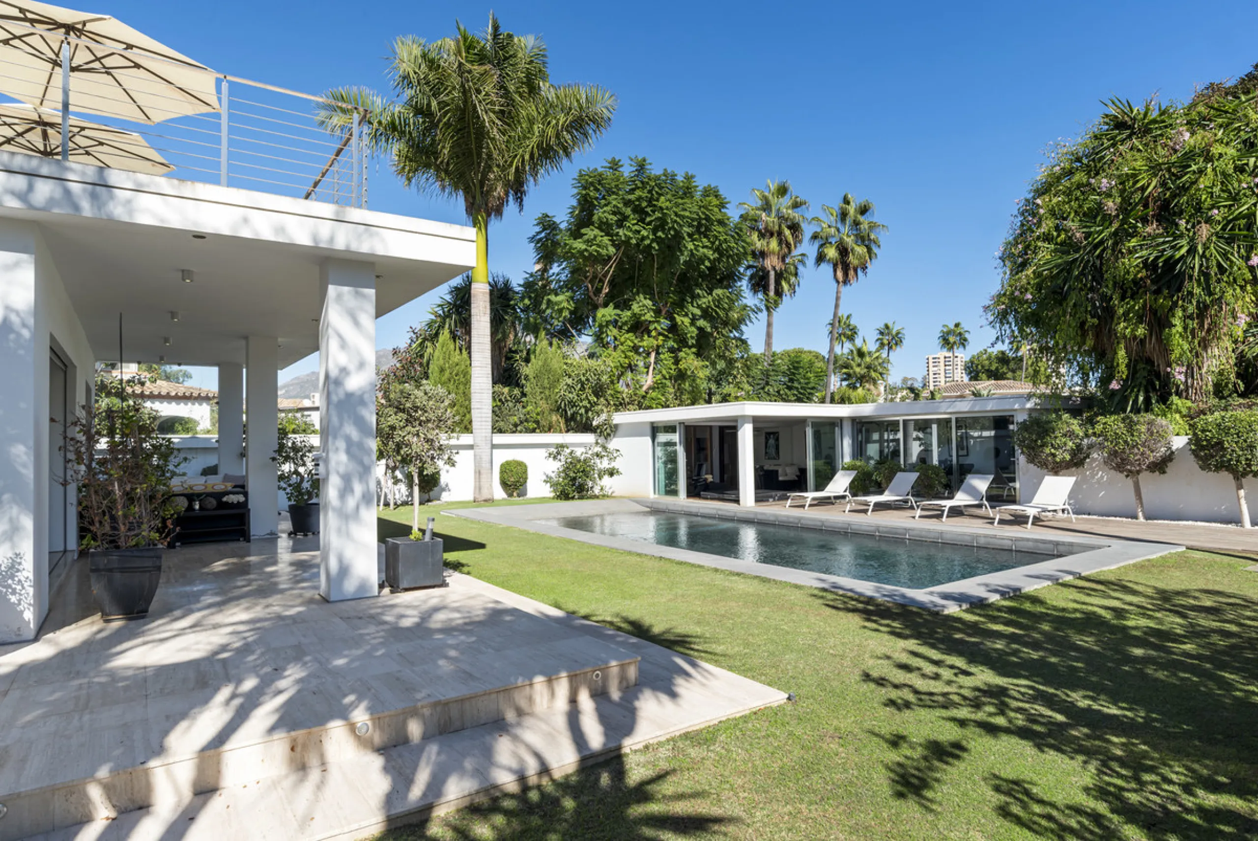 Ideally located in the heart of Nueva Andalucía, this elegant contemporary villa combines modern design, Mediterranean charm, and a prime Marbella address. Within walking distance to Centro Plaza and Puerto Banús, the property enjoys one of the most conve