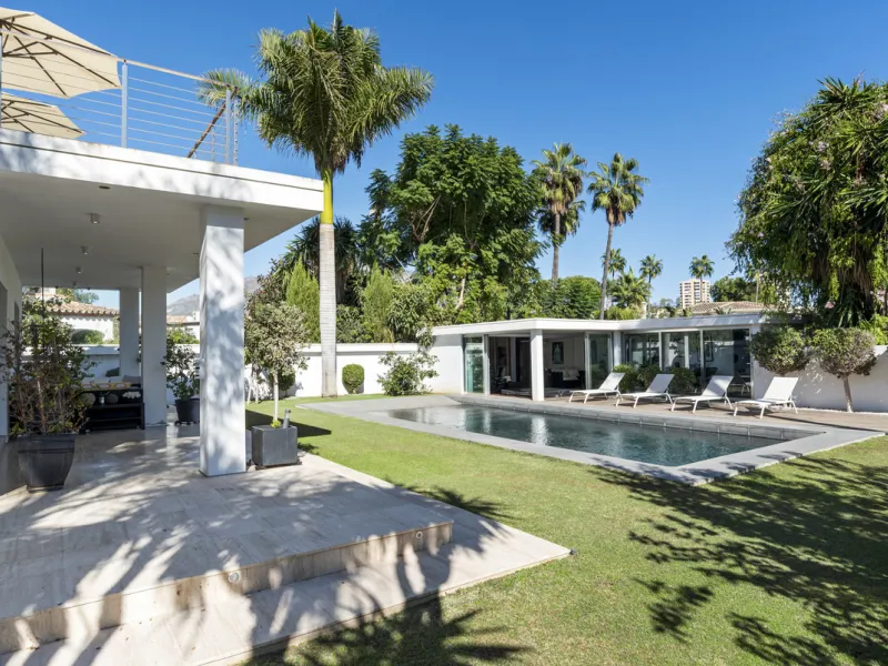 Ideally located in the heart of Nueva Andalucía, this elegant contemporary villa combines modern design, Mediterranean charm, and a prime Marbella address. Within walking distance to Centro Plaza and Puerto Banús, the property enjoys one of the most conve