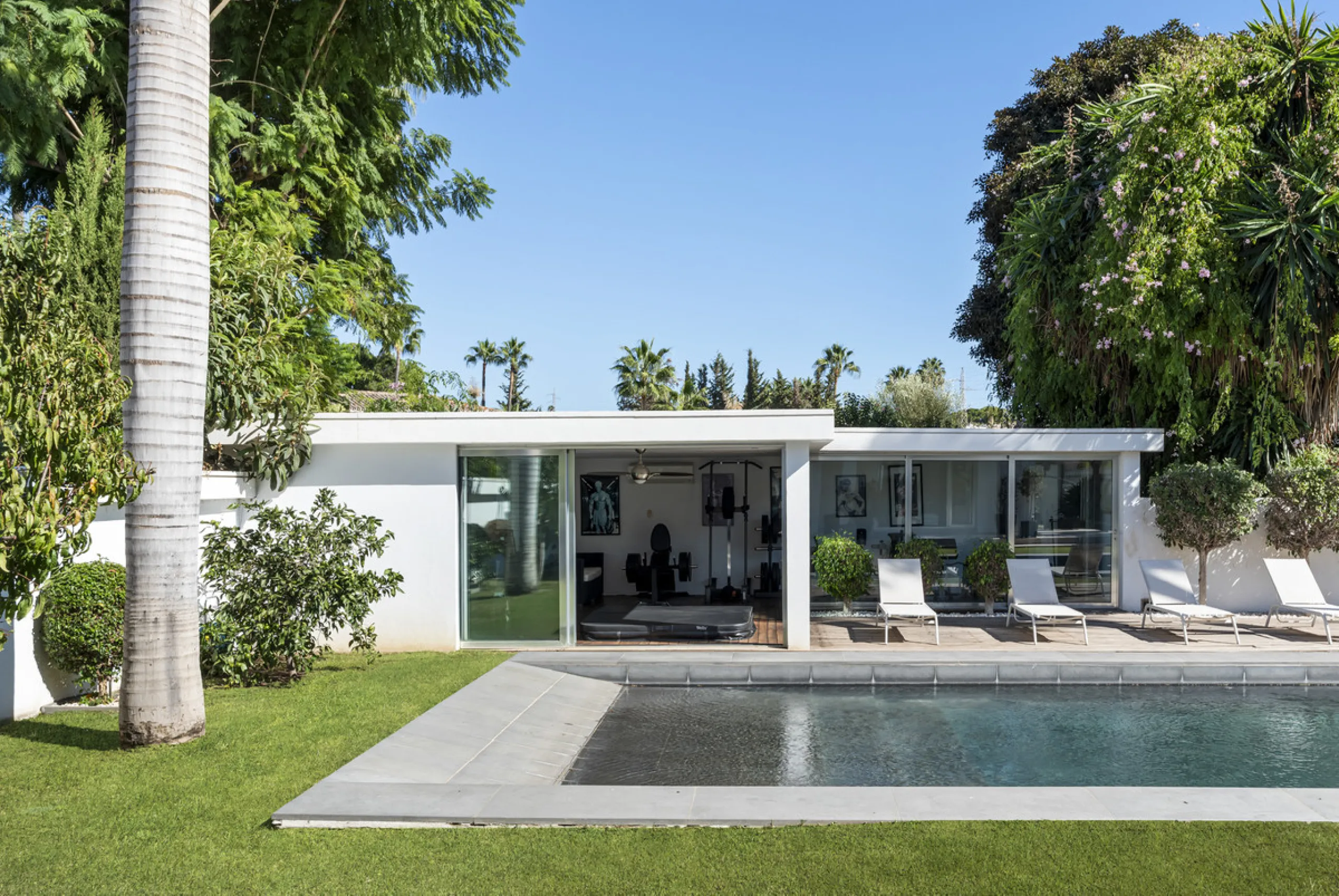 Ideally located in the heart of Nueva Andalucía, this elegant contemporary villa combines modern design, Mediterranean charm, and a prime Marbella address. Within walking distance to Centro Plaza and Puerto Banús, the property enjoys one of the most conve
