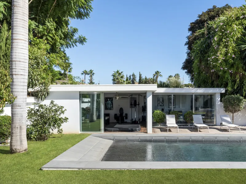Ideally located in the heart of Nueva Andalucía, this elegant contemporary villa combines modern design, Mediterranean charm, and a prime Marbella address. Within walking distance to Centro Plaza and Puerto Banús, the property enjoys one of the most conve