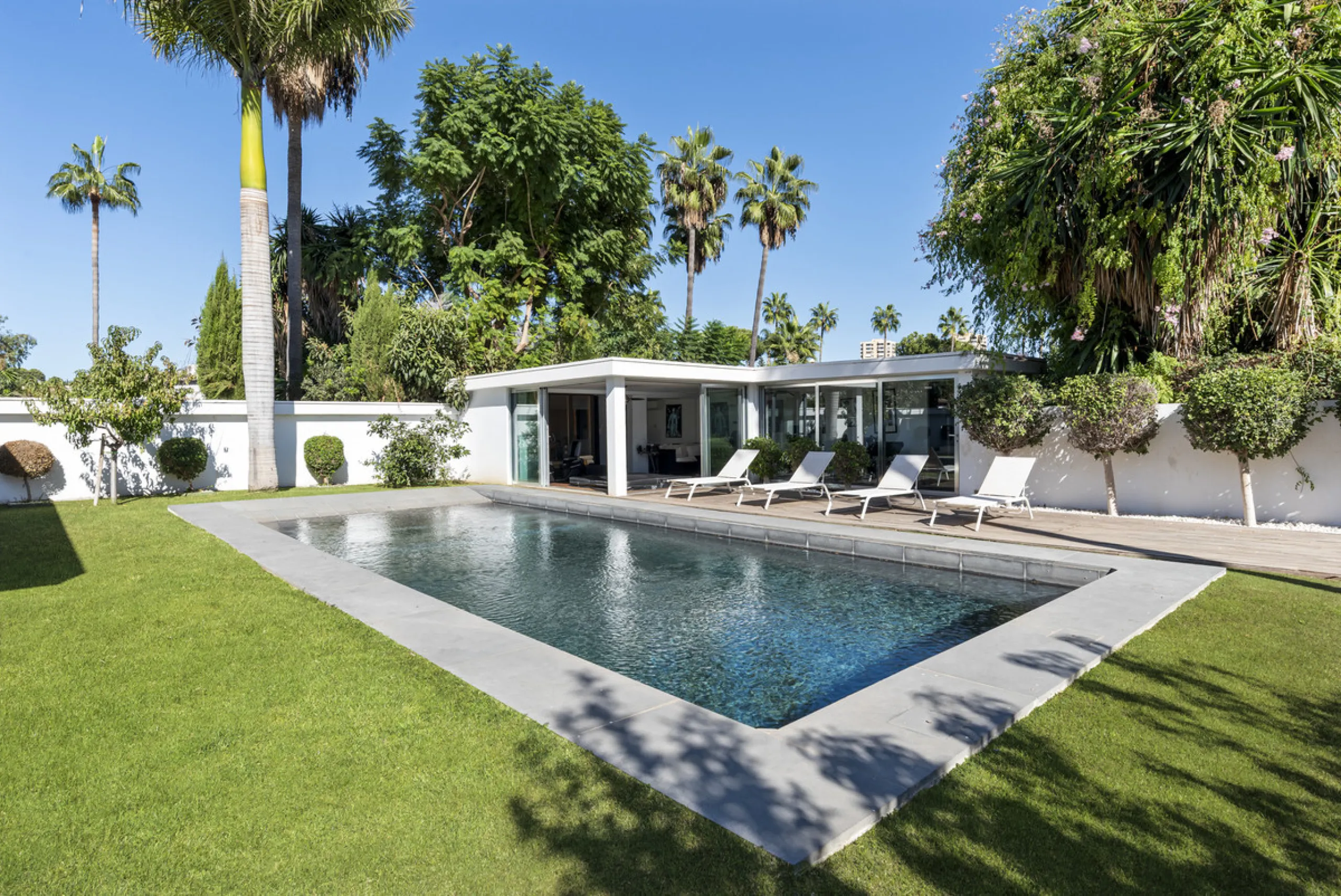 Ideally located in the heart of Nueva Andalucía, this elegant contemporary villa combines modern design, Mediterranean charm, and a prime Marbella address. Within walking distance to Centro Plaza and Puerto Banús, the property enjoys one of the most conve