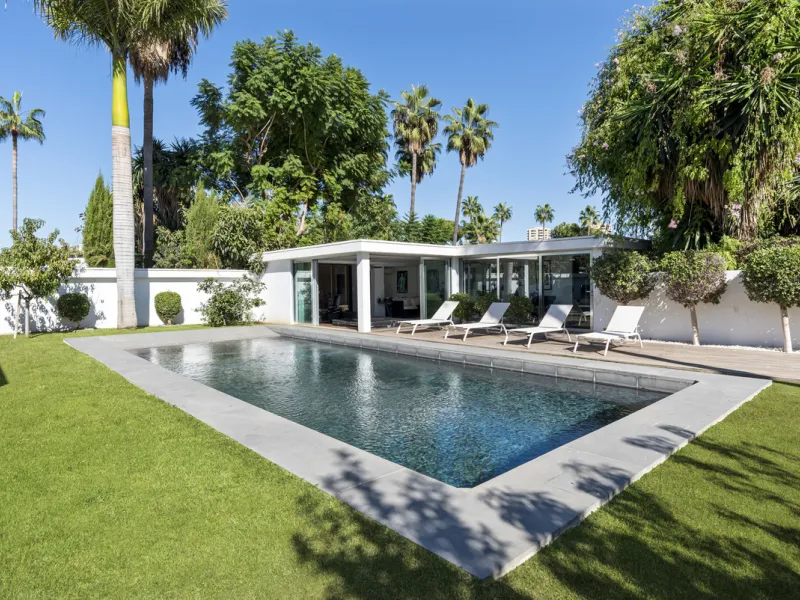 Ideally located in the heart of Nueva Andalucía, this elegant contemporary villa combines modern design, Mediterranean charm, and a prime Marbella address. Within walking distance to Centro Plaza and Puerto Banús, the property enjoys one of the most conve