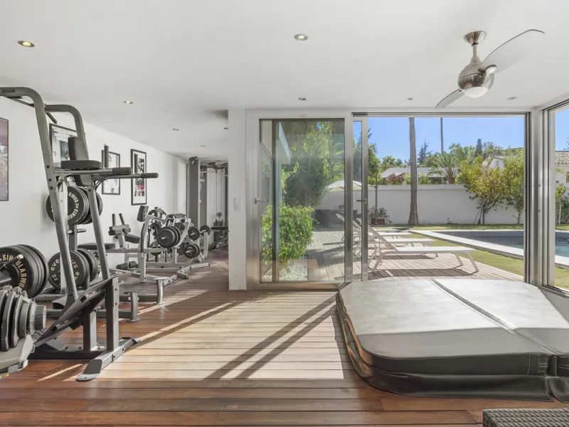Ideally located in the heart of Nueva Andalucía, this elegant contemporary villa combines modern design, Mediterranean charm, and a prime Marbella address. Within walking distance to Centro Plaza and Puerto Banús, the property enjoys one of the most conve