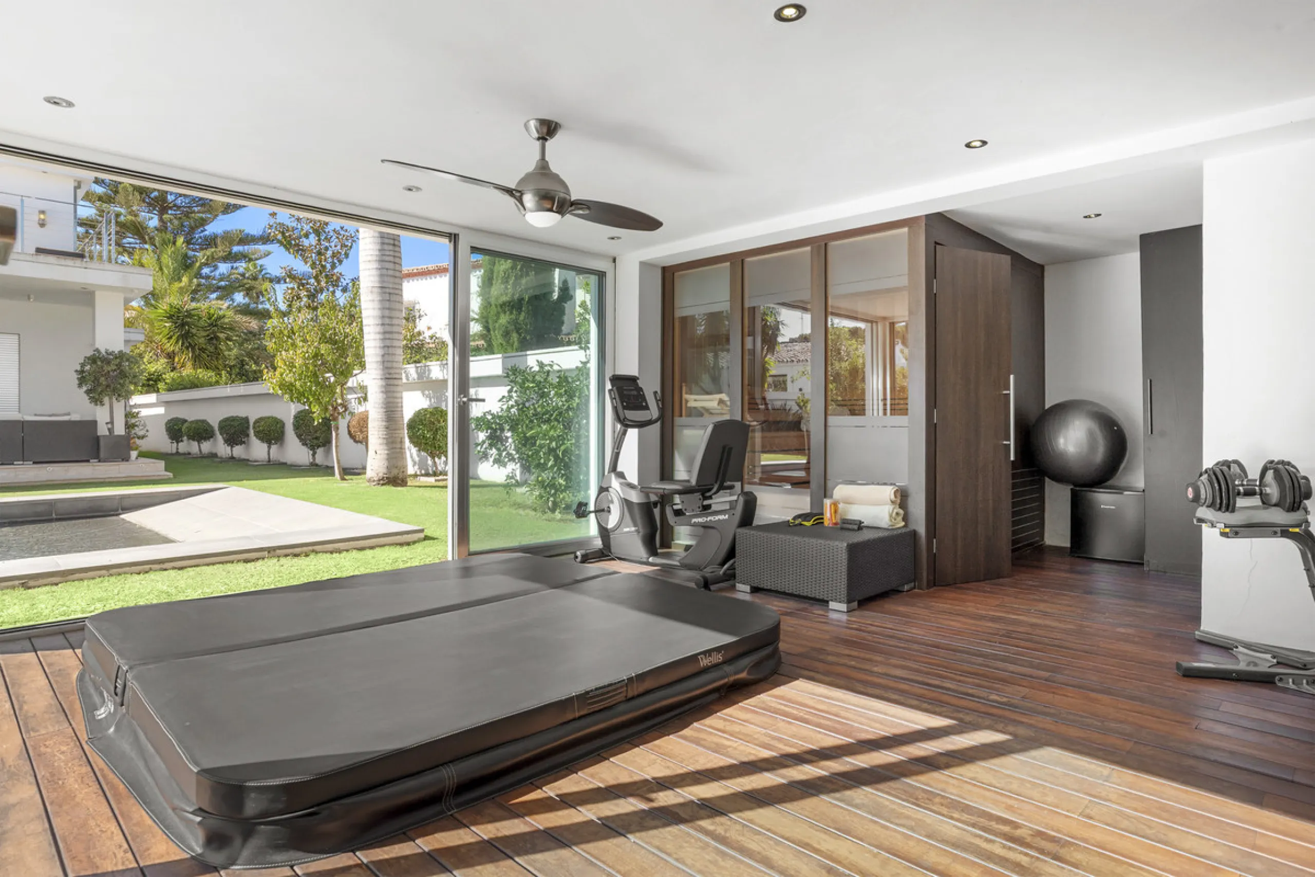 Ideally located in the heart of Nueva Andalucía, this elegant contemporary villa combines modern design, Mediterranean charm, and a prime Marbella address. Within walking distance to Centro Plaza and Puerto Banús, the property enjoys one of the most conve