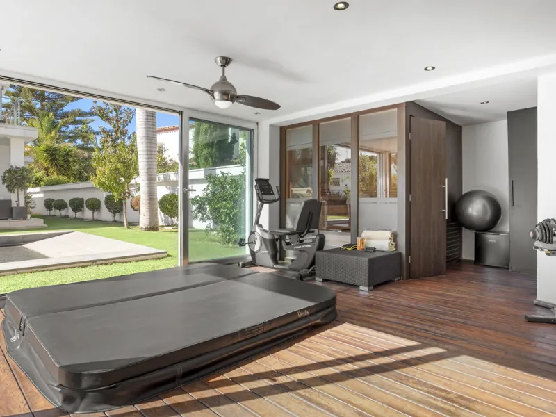 Ideally located in the heart of Nueva Andalucía, this elegant contemporary villa combines modern design, Mediterranean charm, and a prime Marbella address. Within walking distance to Centro Plaza and Puerto Banús, the property enjoys one of the most conve