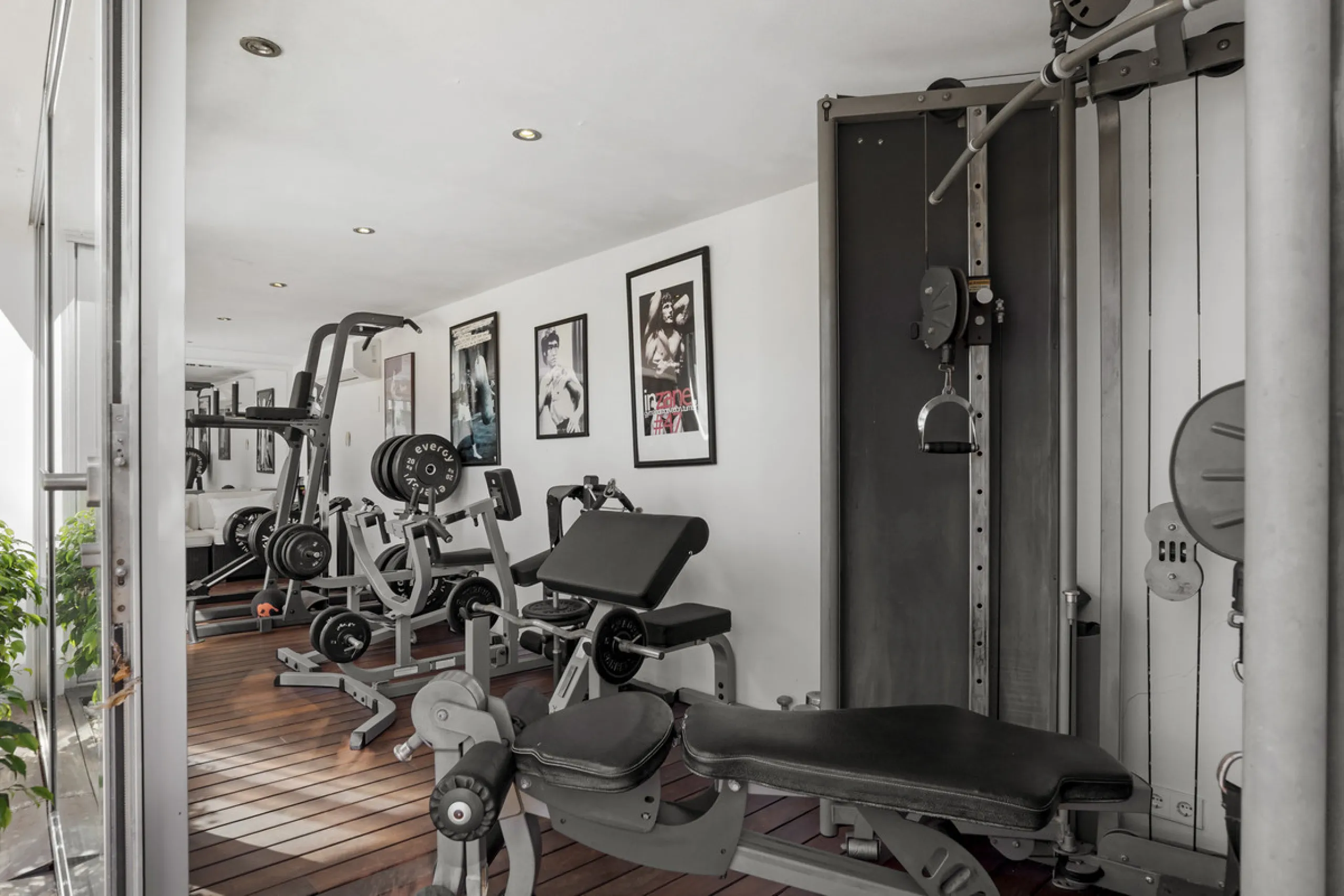 Ideally located in the heart of Nueva Andalucía, this elegant contemporary villa combines modern design, Mediterranean charm, and a prime Marbella address. Within walking distance to Centro Plaza and Puerto Banús, the property enjoys one of the most conve