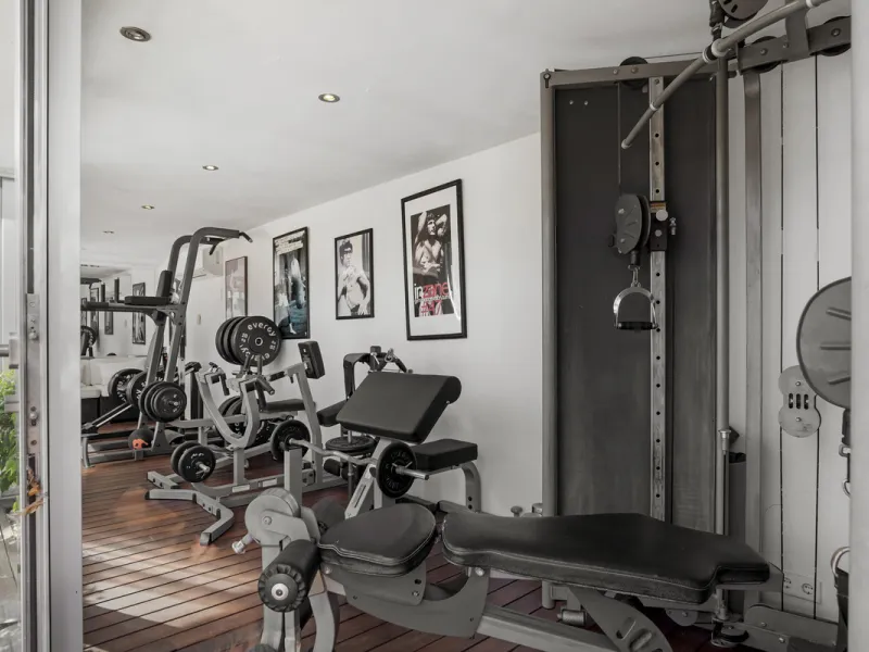 Ideally located in the heart of Nueva Andalucía, this elegant contemporary villa combines modern design, Mediterranean charm, and a prime Marbella address. Within walking distance to Centro Plaza and Puerto Banús, the property enjoys one of the most conve