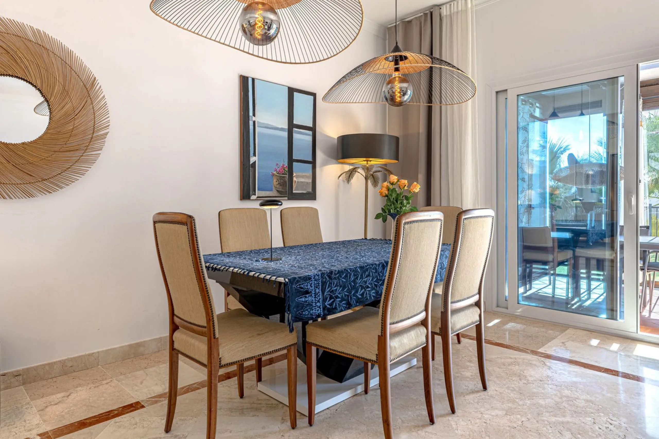 Welcome to this modern and stylish home in the popular Paraiso Pueblo in Benahavís. Here you are greeted by a bright residence with an open-plan layout where the kitchen and living room blend harmoniously together. The kitchen is tastefully designed with 