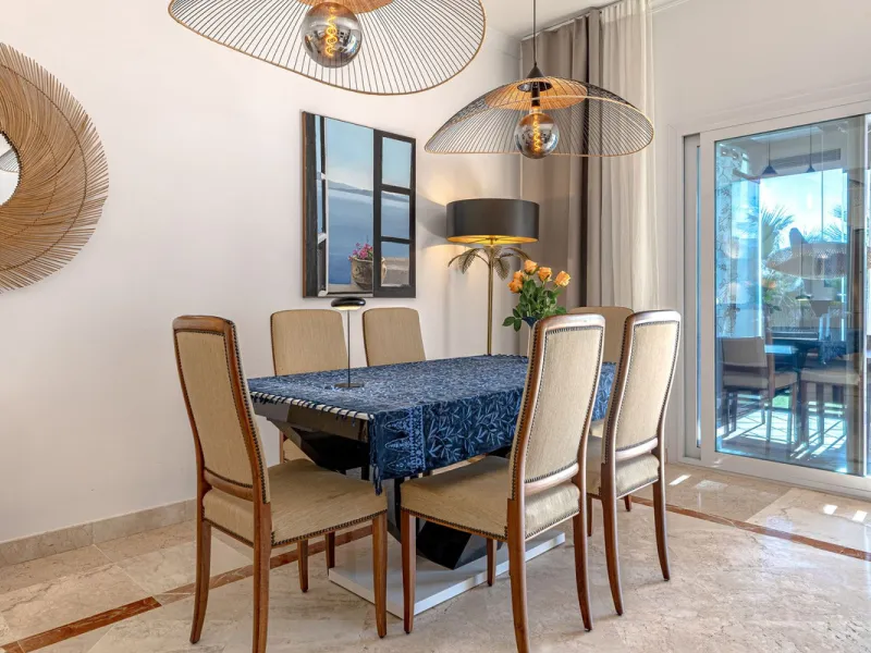 Welcome to this modern and stylish home in the popular Paraiso Pueblo in Benahavís. Here you are greeted by a bright residence with an open-plan layout where the kitchen and living room blend harmoniously together. The kitchen is tastefully designed with 