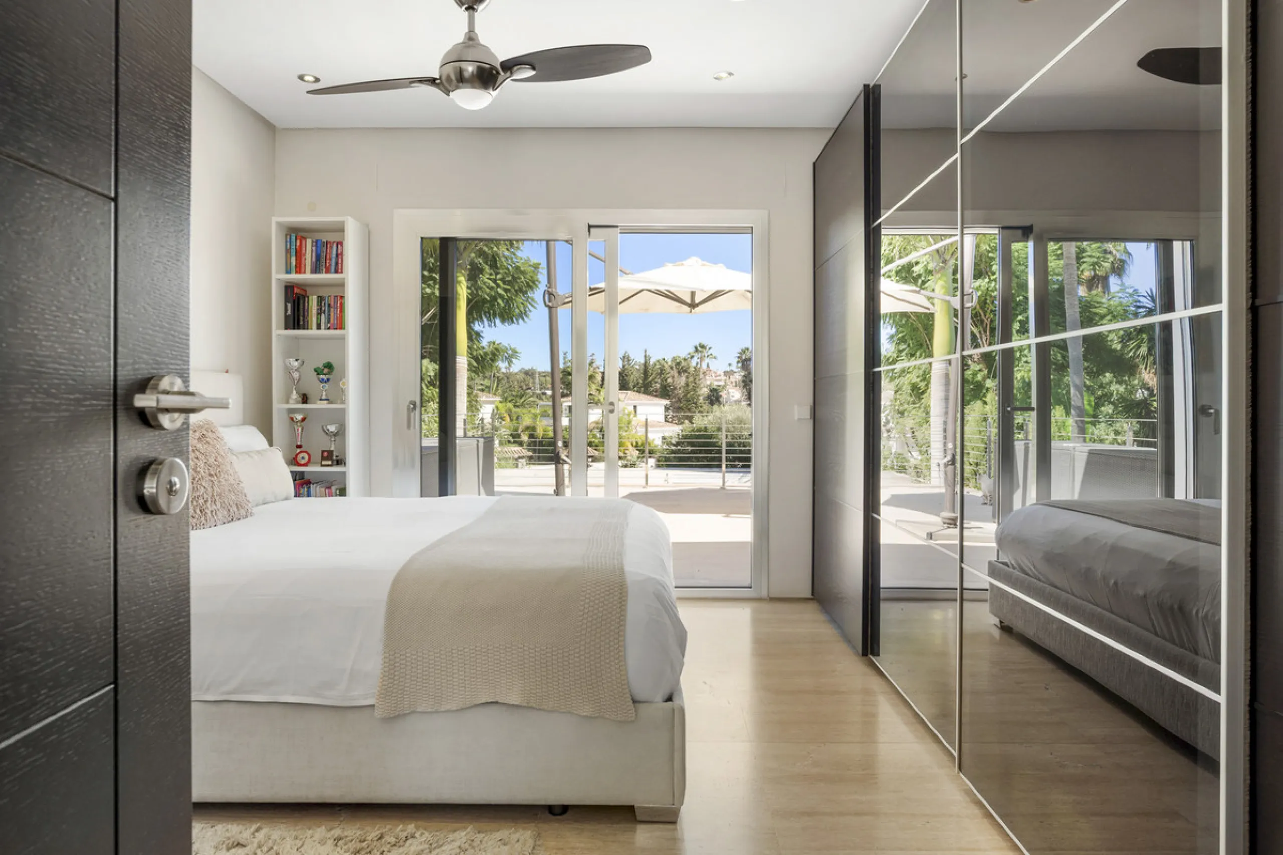 Ideally located in the heart of Nueva Andalucía, this elegant contemporary villa combines modern design, Mediterranean charm, and a prime Marbella address. Within walking distance to Centro Plaza and Puerto Banús, the property enjoys one of the most conve