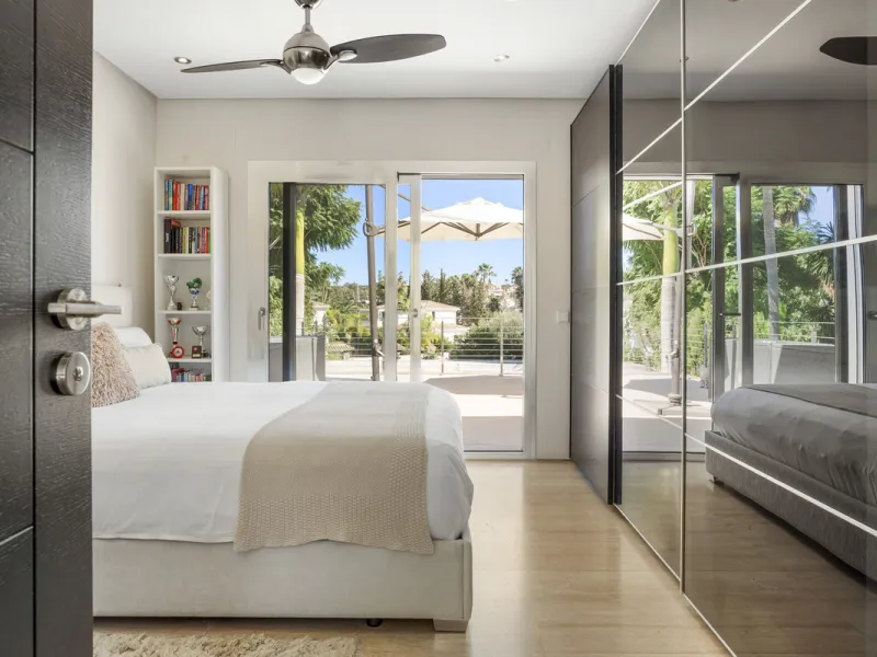 Ideally located in the heart of Nueva Andalucía, this elegant contemporary villa combines modern design, Mediterranean charm, and a prime Marbella address. Within walking distance to Centro Plaza and Puerto Banús, the property enjoys one of the most conve