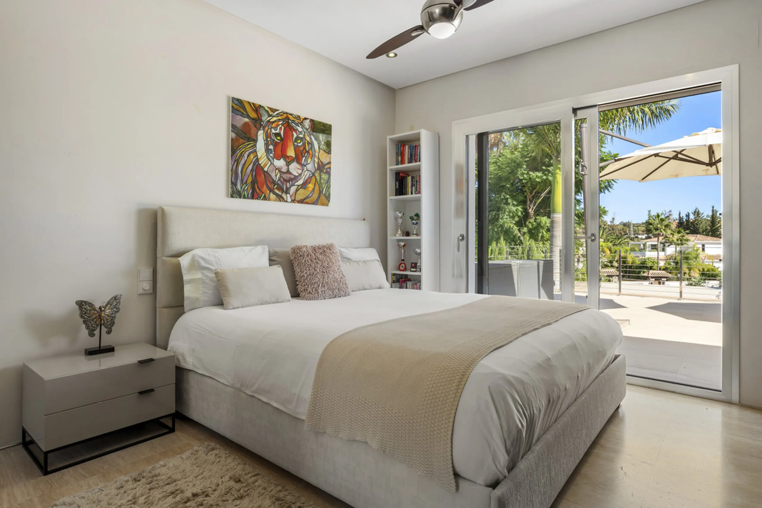 Ideally located in the heart of Nueva Andalucía, this elegant contemporary villa combines modern design, Mediterranean charm, and a prime Marbella address. Within walking distance to Centro Plaza and Puerto Banús, the property enjoys one of the most conve